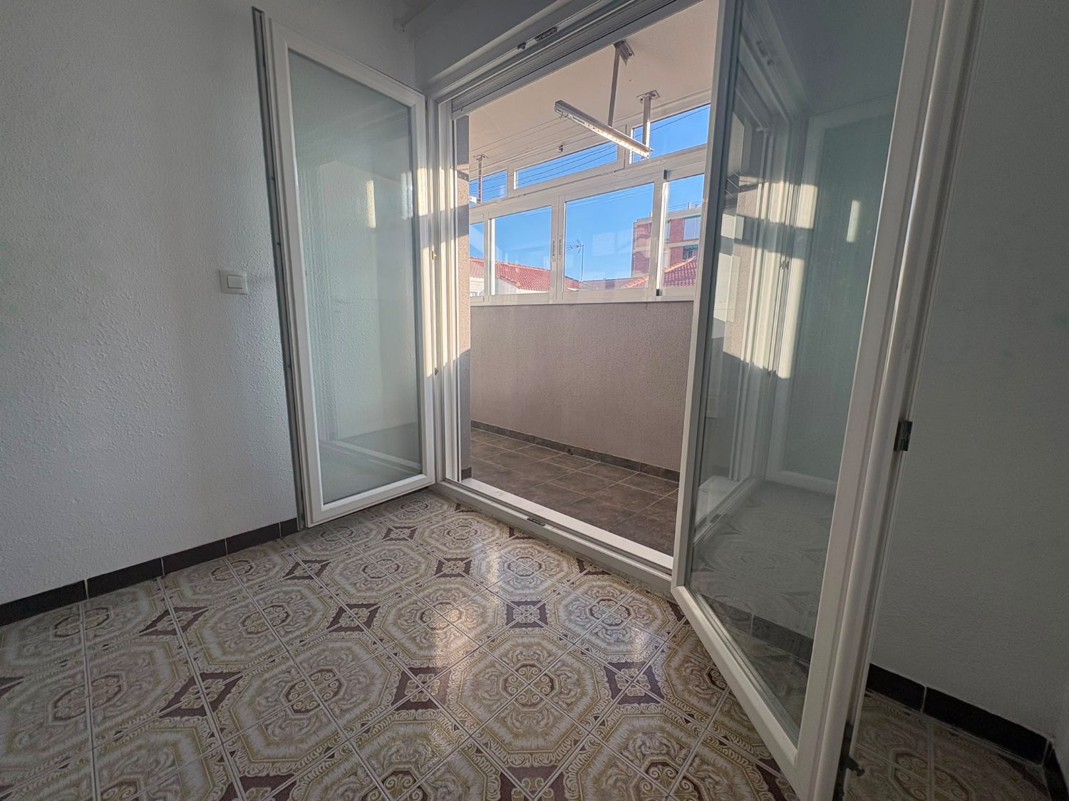Apartamento en planta alta con terraza y 2 plazas de garaje en Barrio San Roque, Torrevieja