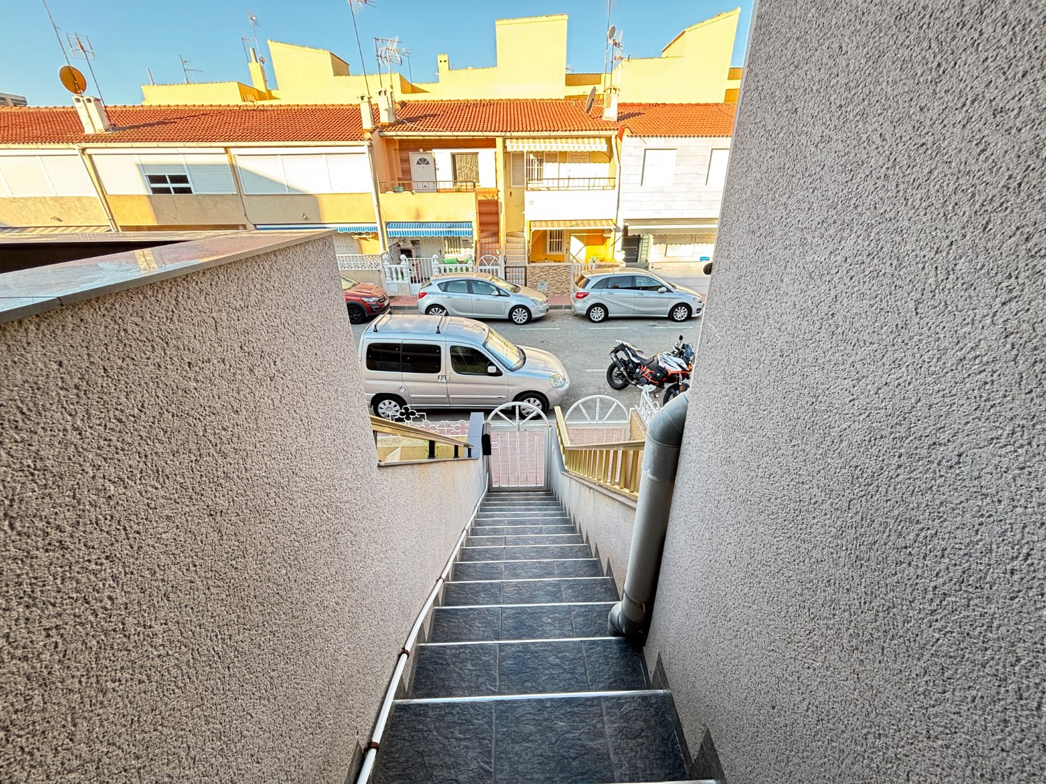 Apartamento en planta alta con terraza y 2 plazas de garaje en Barrio San Roque, Torrevieja