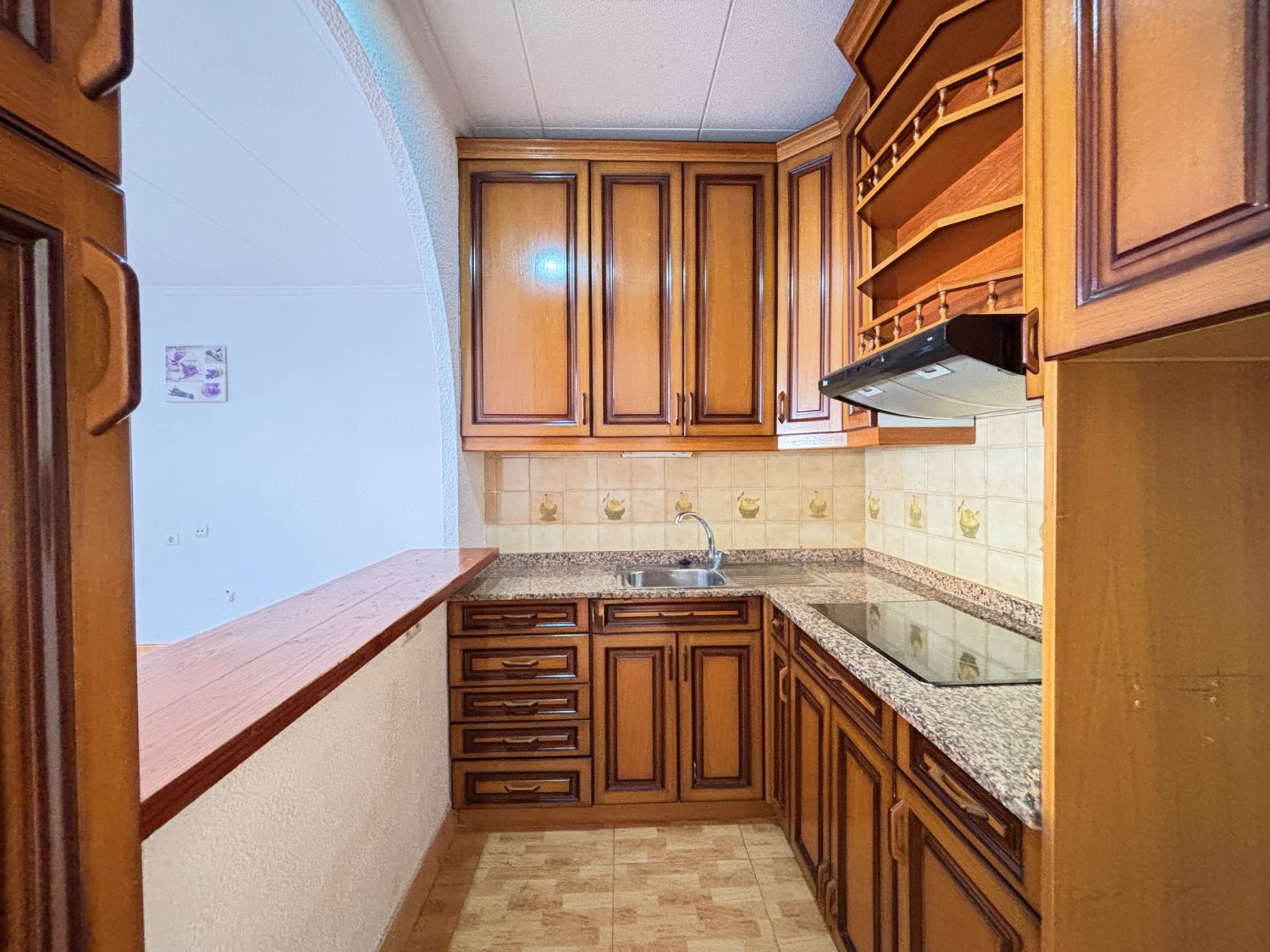 Apartamento en planta alta con terraza y 2 plazas de garaje en Barrio San Roque, Torrevieja