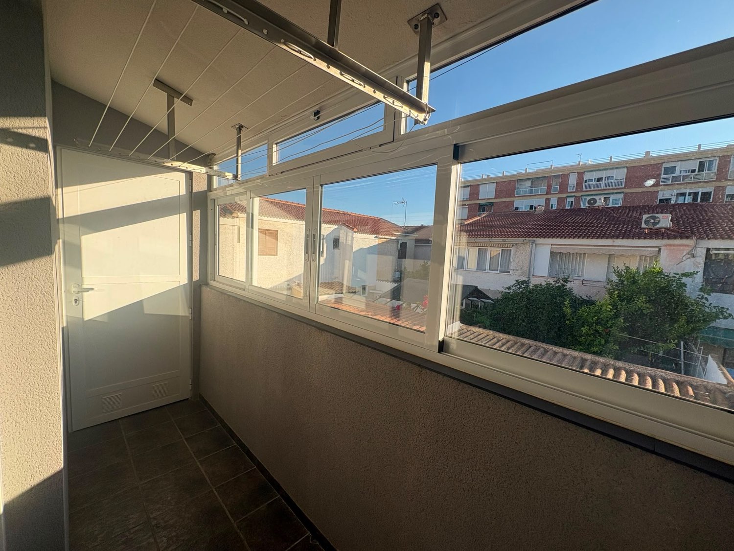 Apartamento en planta alta con terraza y 2 plazas de garaje en Barrio San Roque, Torrevieja