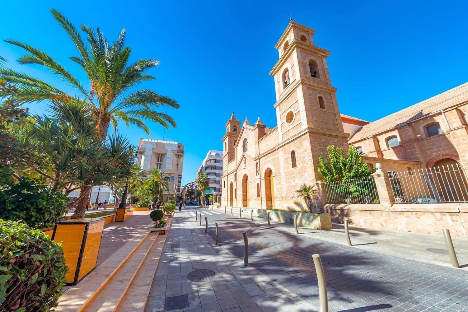 Apartamento en planta alta con terraza y 2 plazas de garaje en Barrio San Roque, Torrevieja