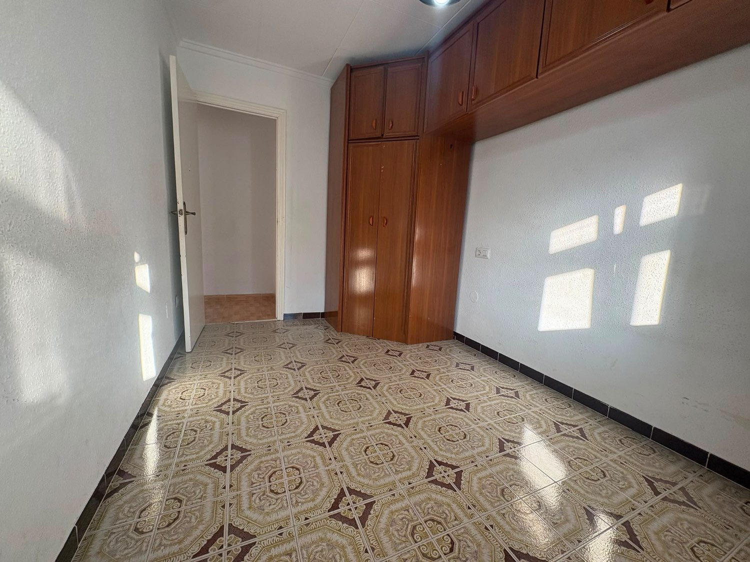 Apartamento en planta alta con terraza y 2 plazas de garaje en Barrio San Roque, Torrevieja