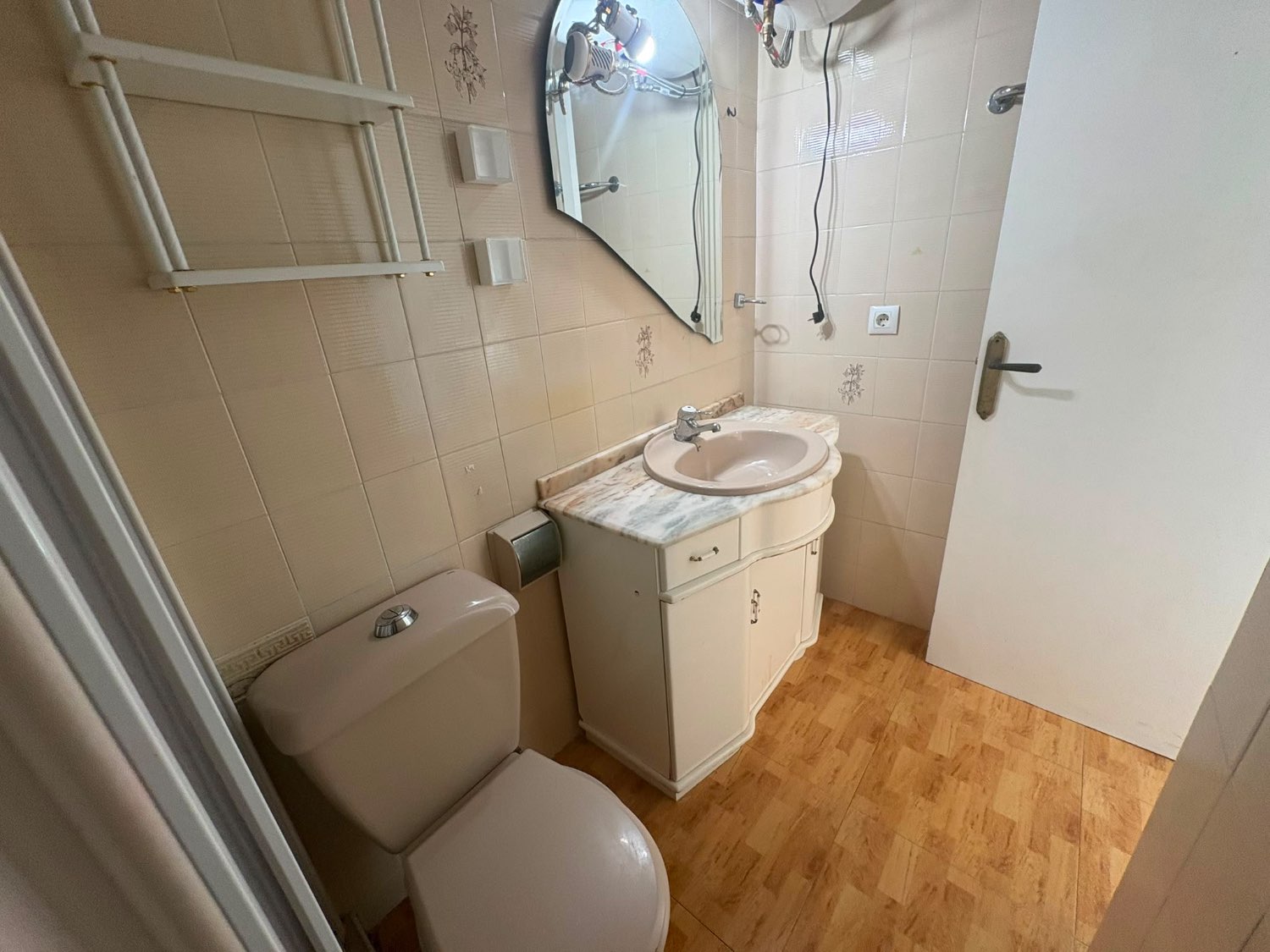 Apartamento en planta alta con terraza y 2 plazas de garaje en Barrio San Roque, Torrevieja