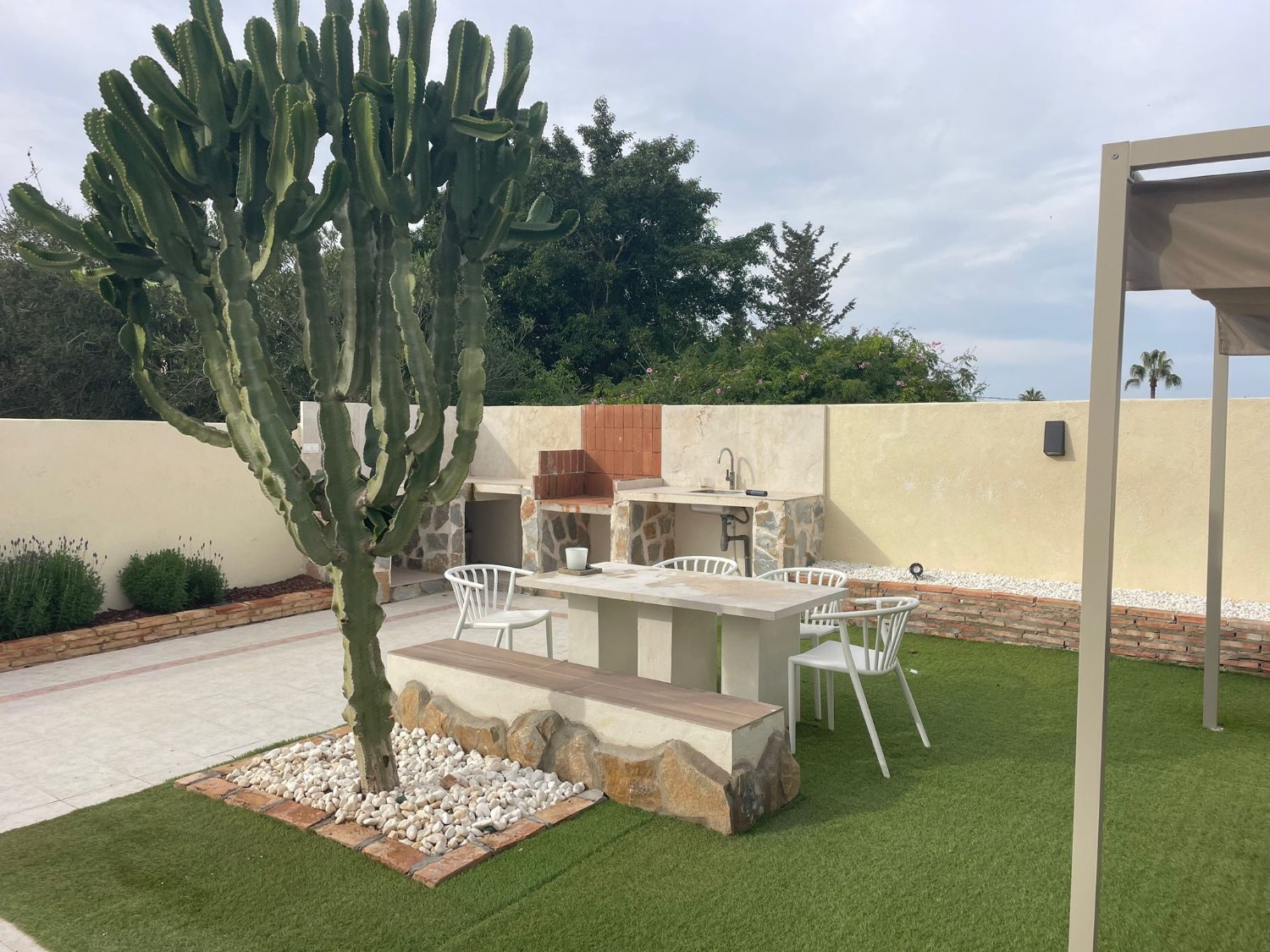 Apartamento en planta alta con jardín privado de 100 m² y solárium en Las Mimosas, Orihuela Costa