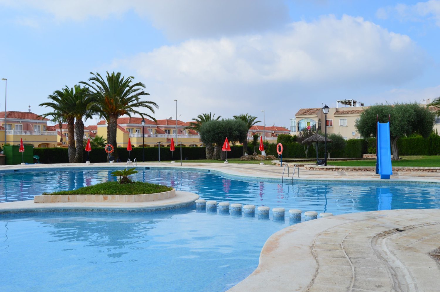 Apartamento en planta alta con jardín privado de 100 m² y solárium en Las Mimosas, Orihuela Costa