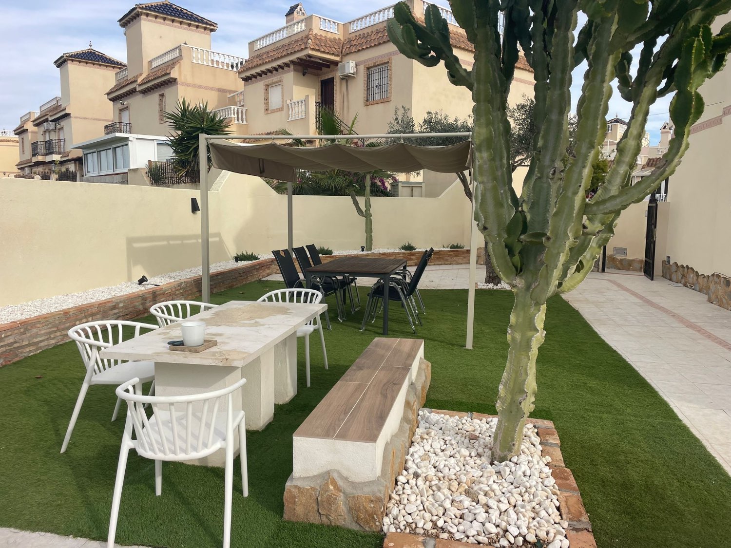 Apartamento en planta alta con jardín privado de 100 m² y solárium en Las Mimosas, Orihuela Costa