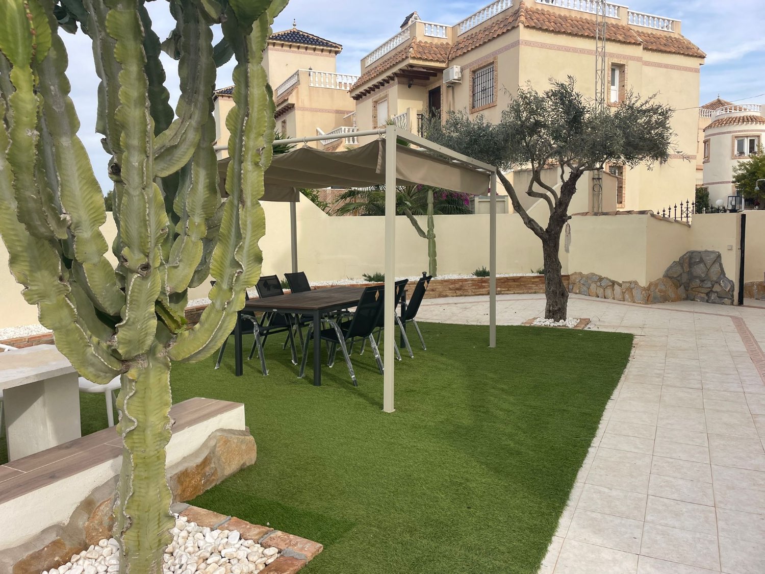 Apartamento en planta alta con jardín privado de 100 m² y solárium en Las Mimosas, Orihuela Costa