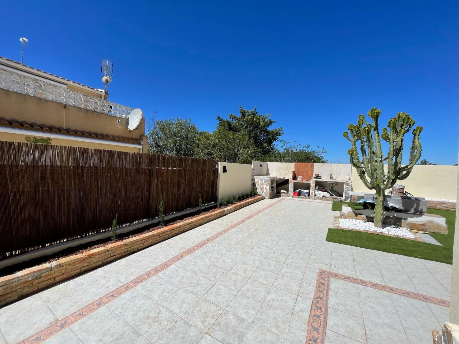 Apartamento en planta alta con jardín privado de 100 m² y solárium en Las Mimosas, Orihuela Costa