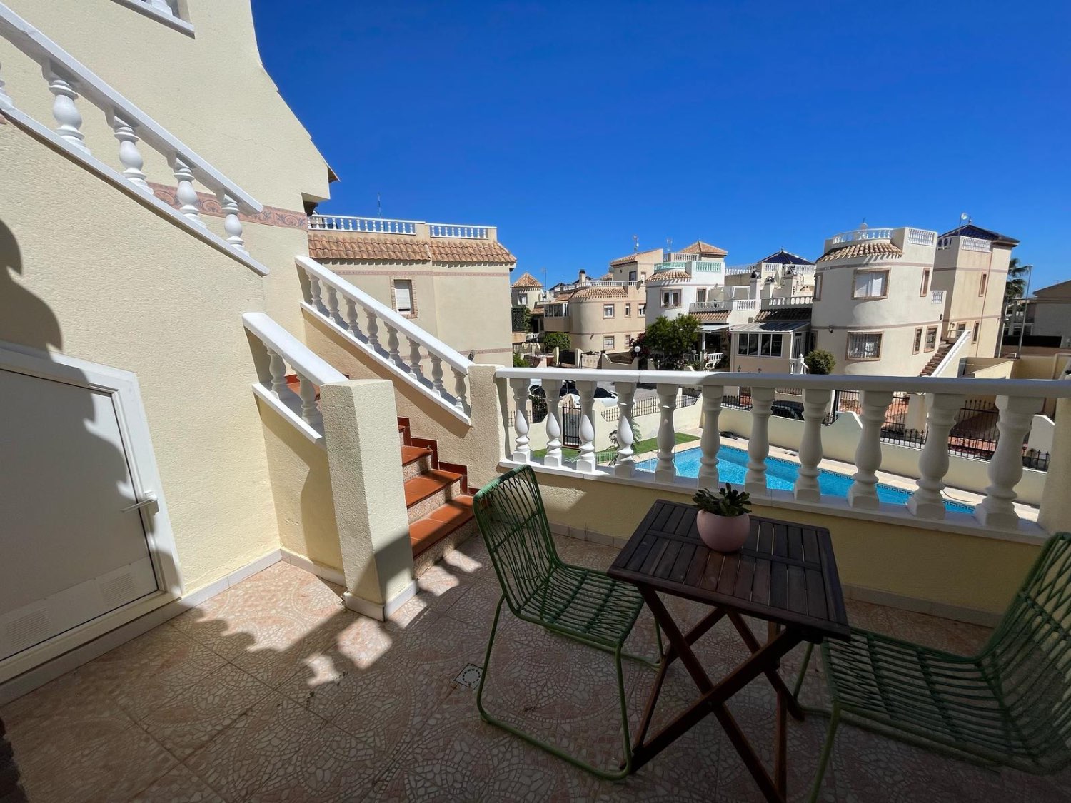 Apartamento en planta alta con jardín privado de 100 m² y solárium en Las Mimosas, Orihuela Costa