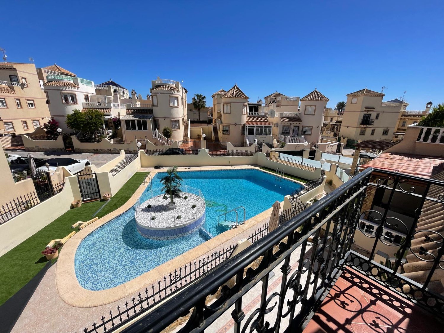 Apartamento en planta alta con jardín privado de 100 m² y solárium en Las Mimosas, Orihuela Costa