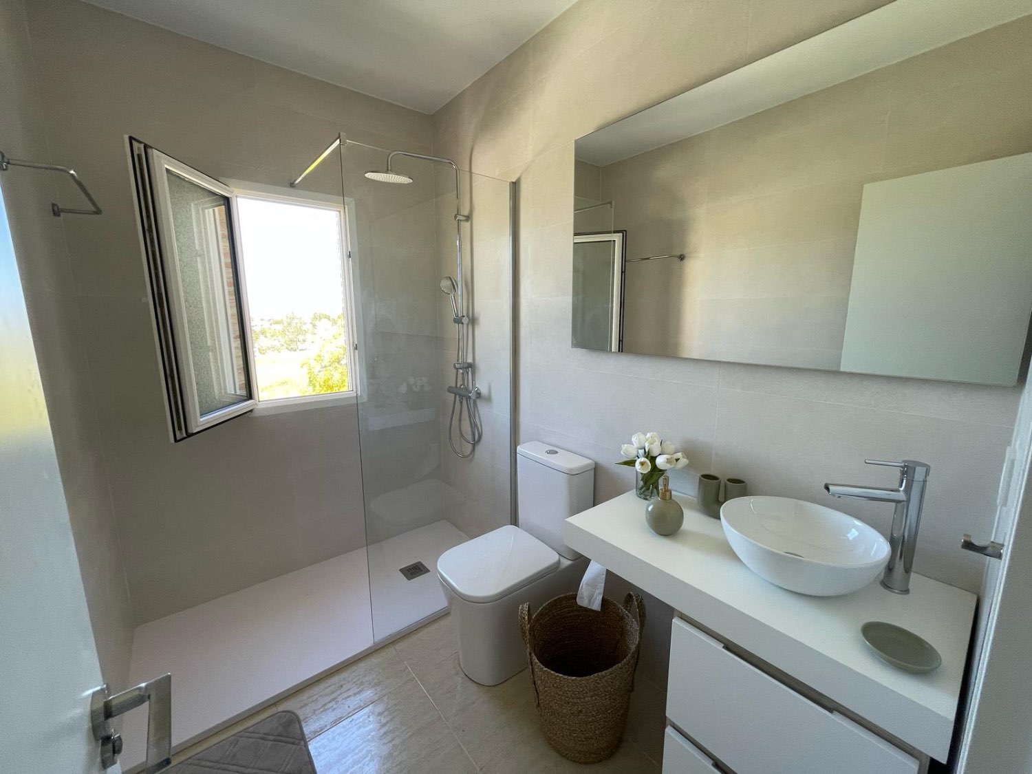 Apartamento en planta alta con jardín privado de 100 m² y solárium en Las Mimosas, Orihuela Costa