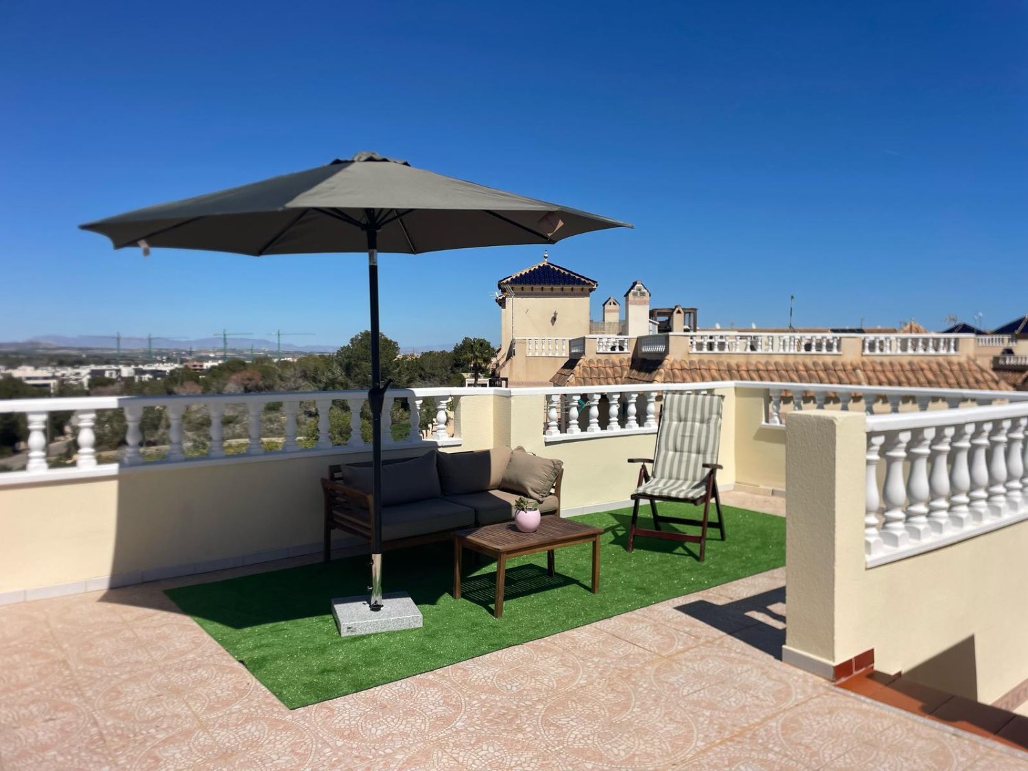 Apartamento en planta alta con jardín privado de 100 m² y solárium en Las Mimosas, Orihuela Costa