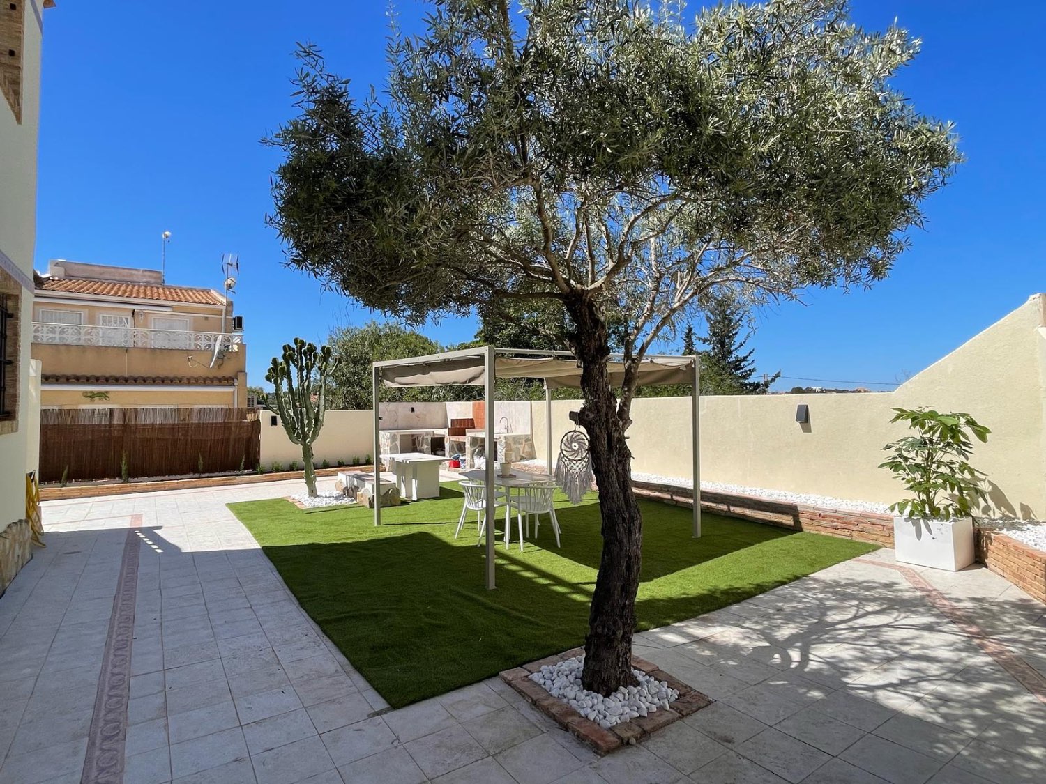 Apartamento en planta alta con jardín privado de 100 m² y solárium en Las Mimosas, Orihuela Costa
