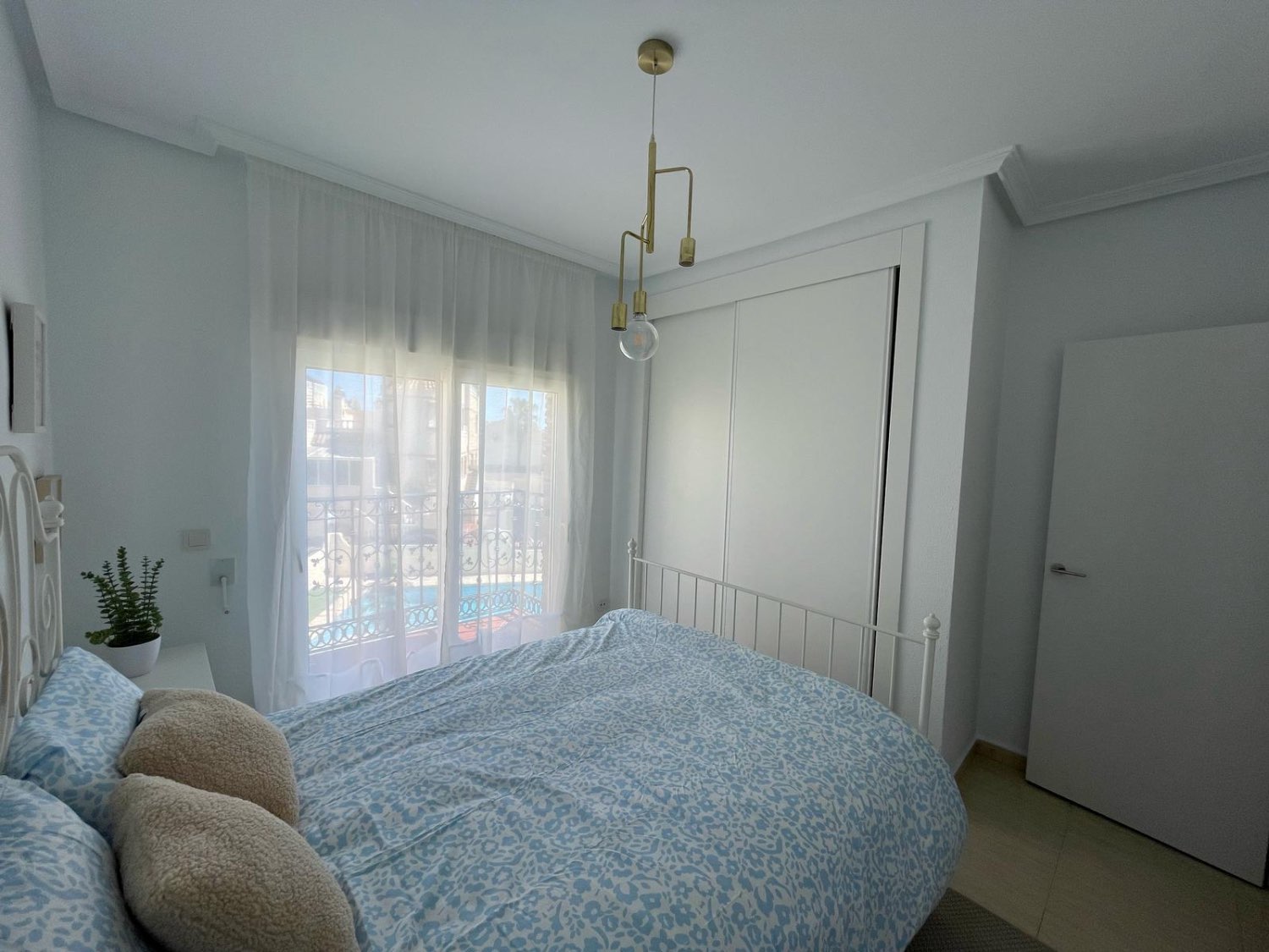 Apartamento en planta alta con jardín privado de 100 m² y solárium en Las Mimosas, Orihuela Costa