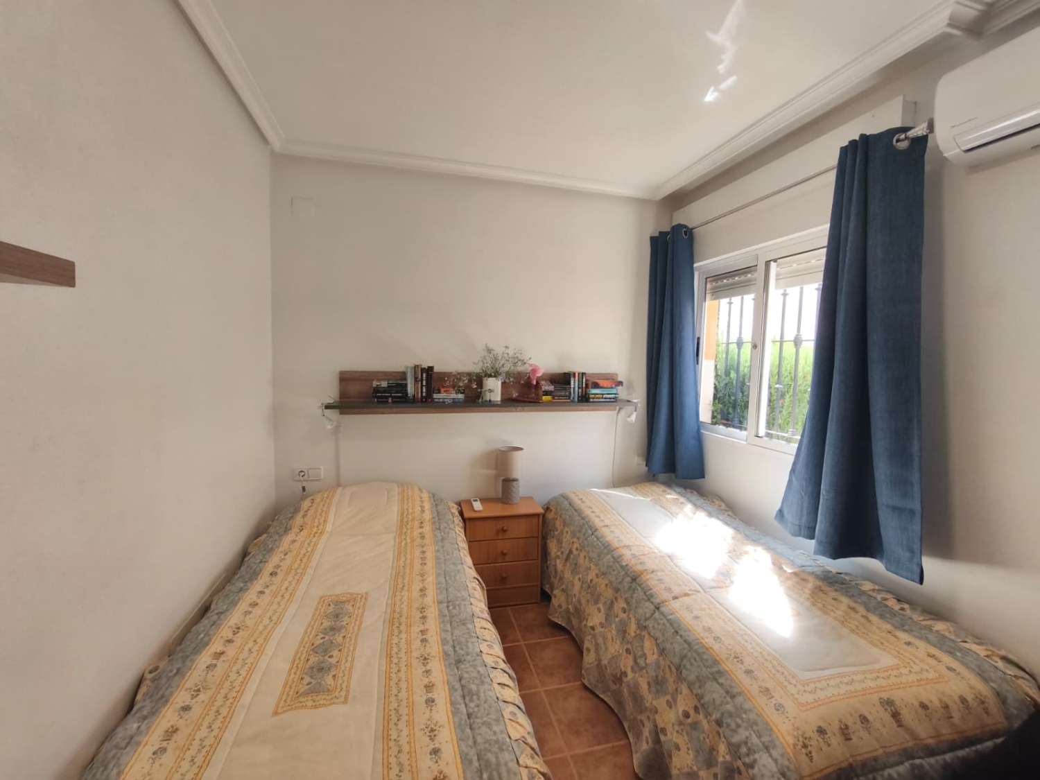 Un cornerduplex muy bonito y privado orientado al oeste con espacio de garaje