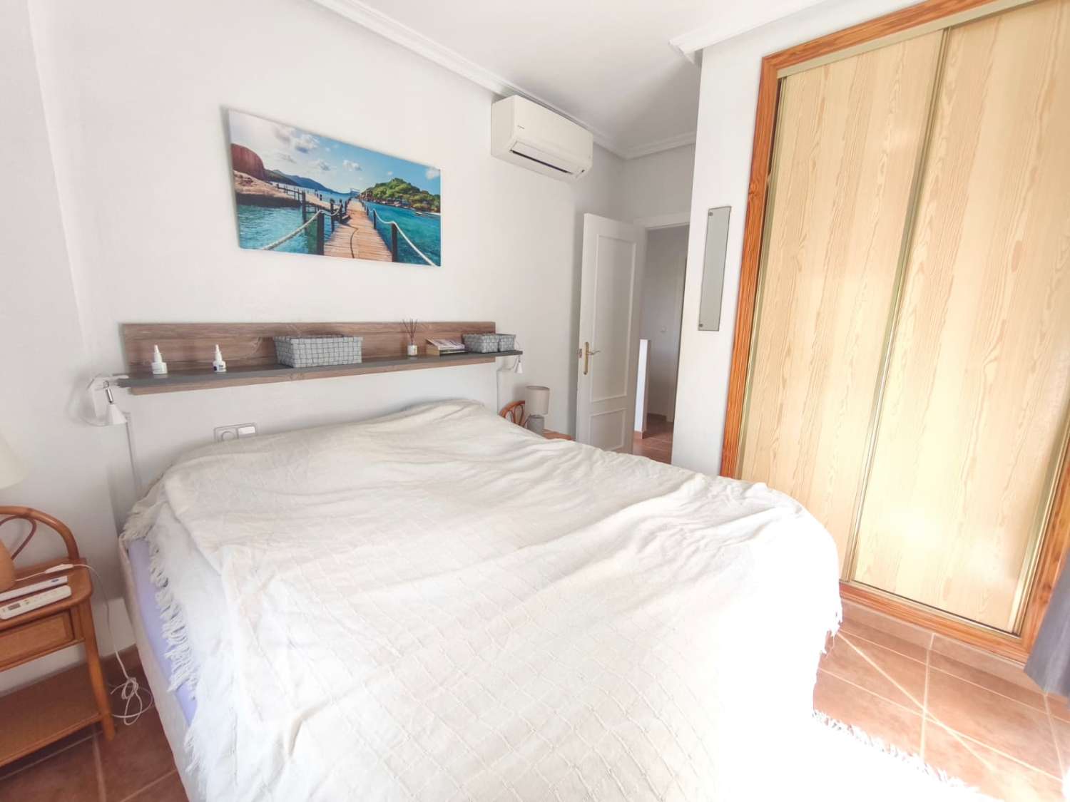 Un cornerduplex muy bonito y privado orientado al oeste con espacio de garaje