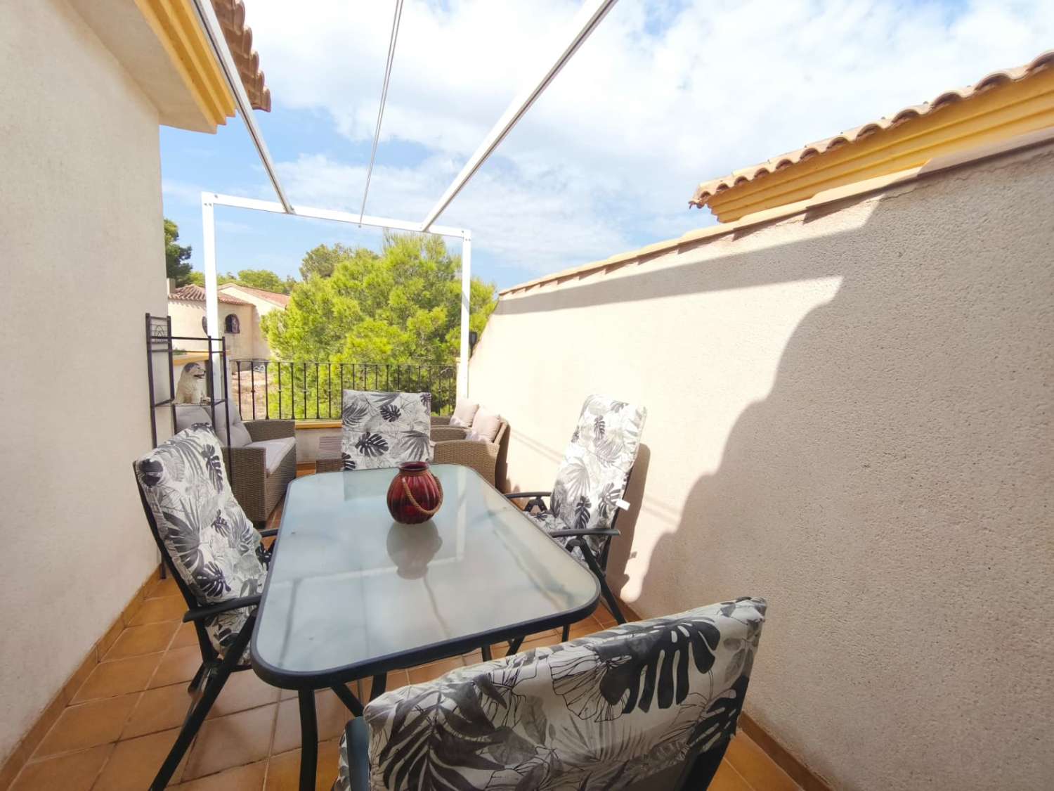 Un cornerduplex muy bonito y privado orientado al oeste con espacio de garaje