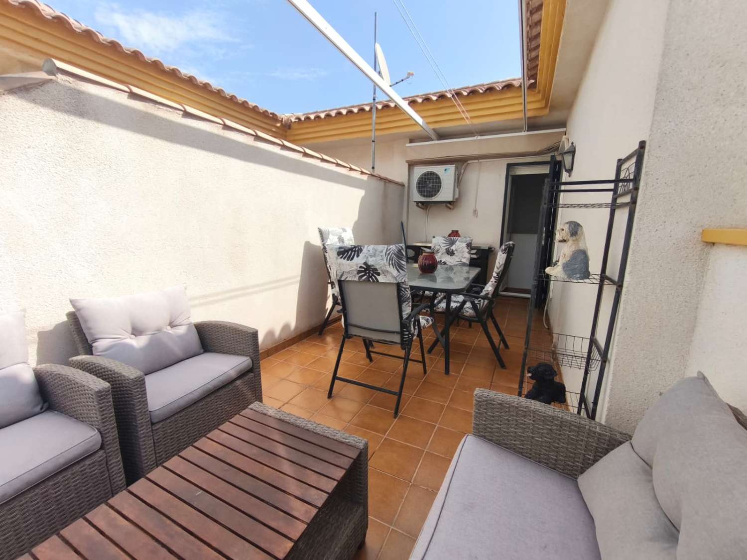 Un cornerduplex muy bonito y privado orientado al oeste con espacio de garaje