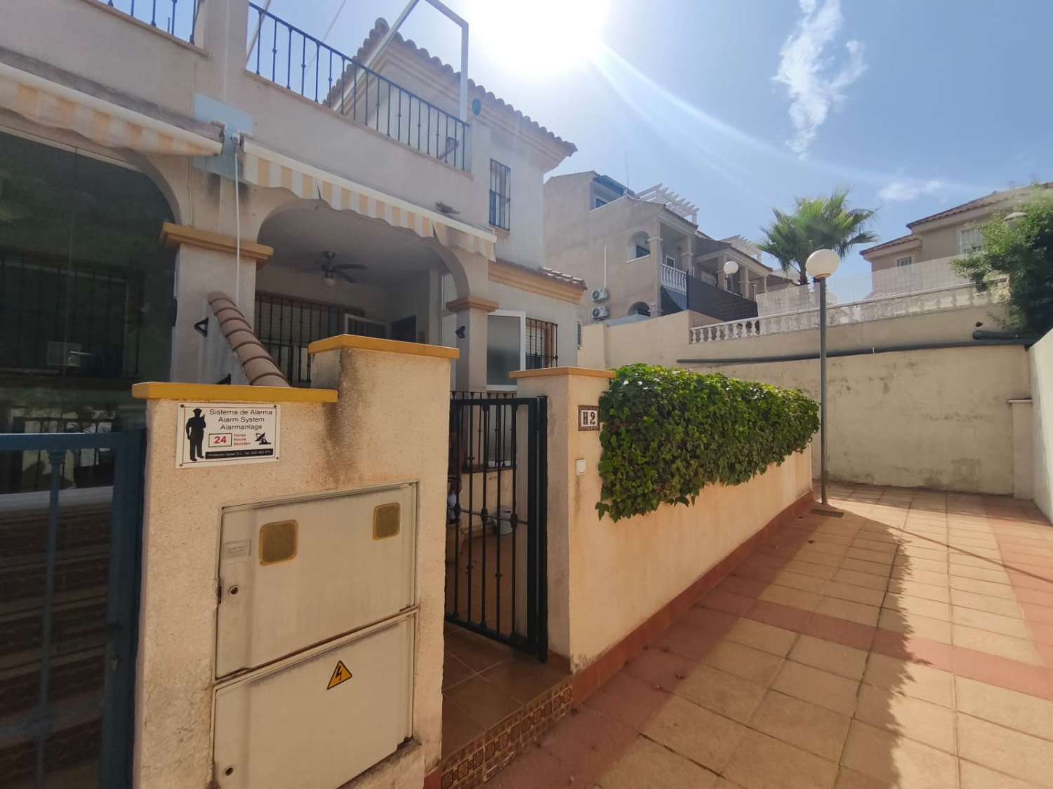 Un cornerduplex muy bonito y privado orientado al oeste con espacio de garaje