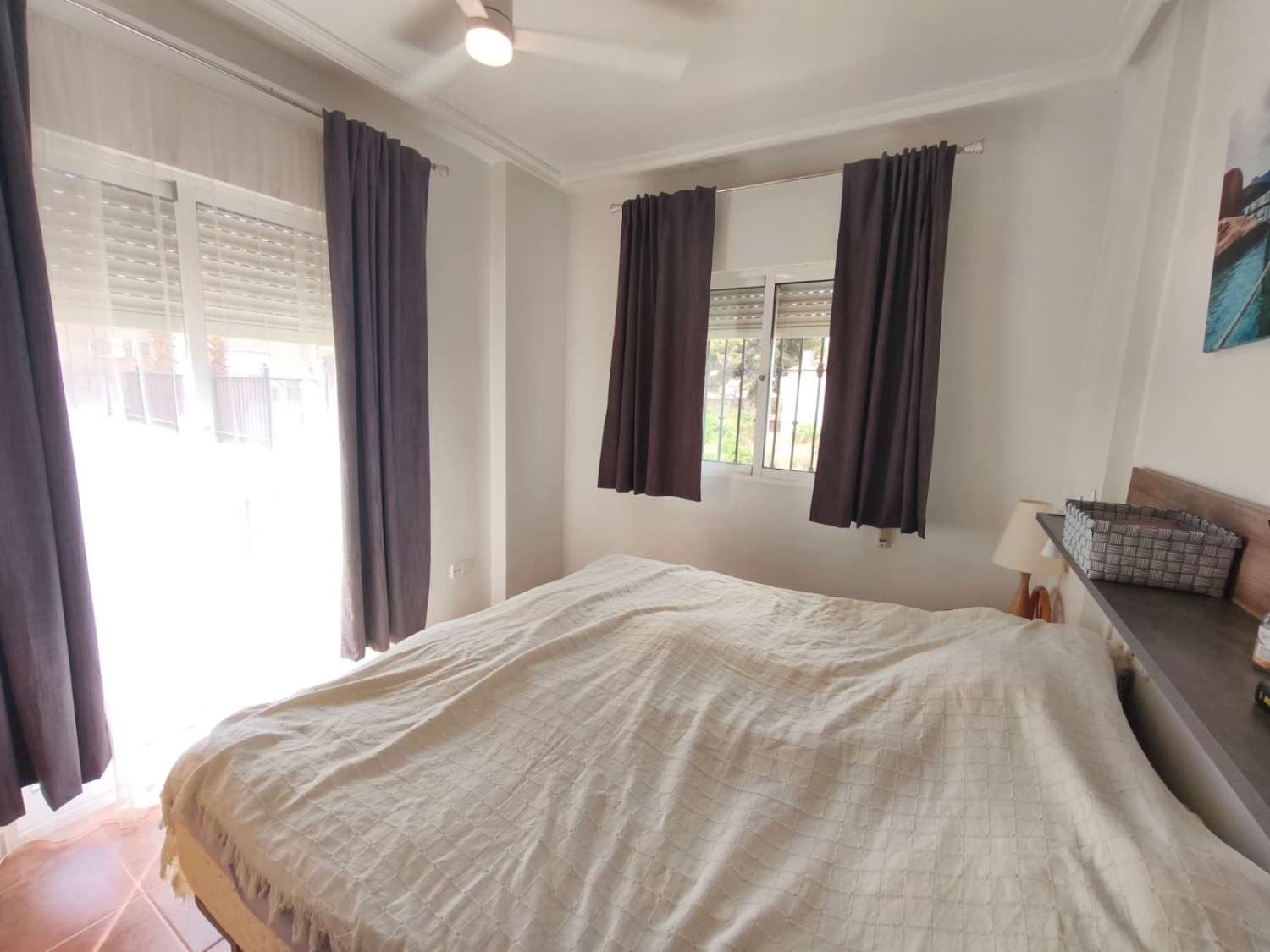 Un cornerduplex muy bonito y privado orientado al oeste con espacio de garaje