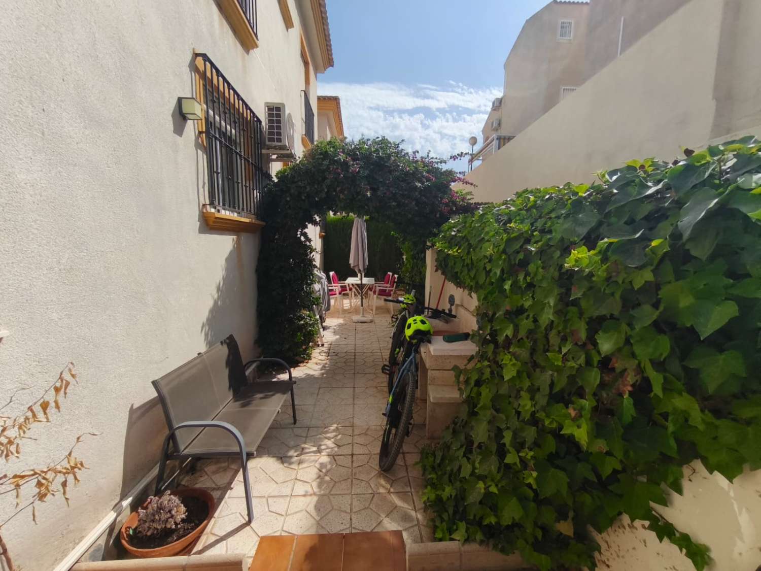 Un cornerduplex muy bonito y privado orientado al oeste con espacio de garaje