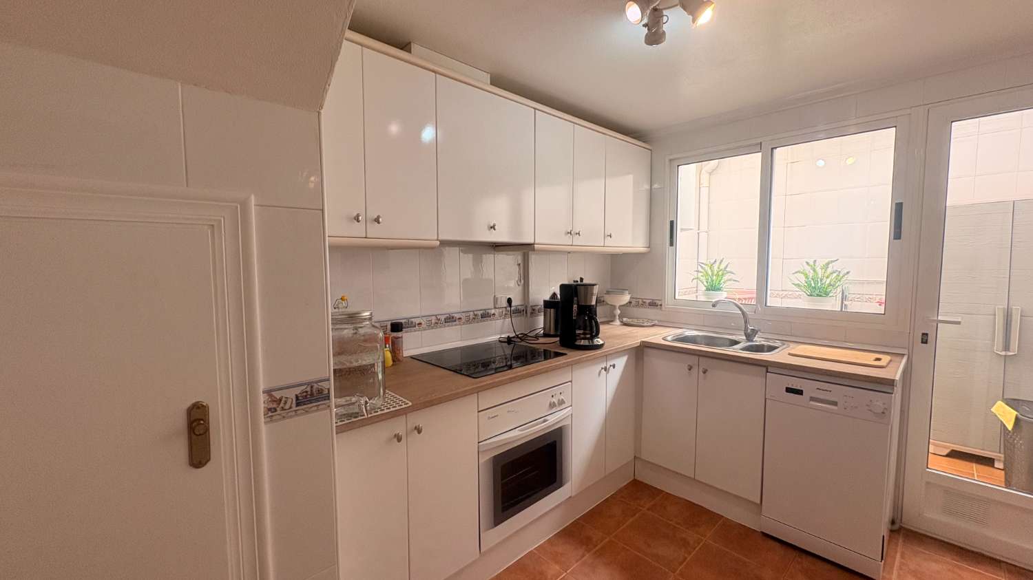 Un cornerduplex muy bonito y privado orientado al oeste con espacio de garaje