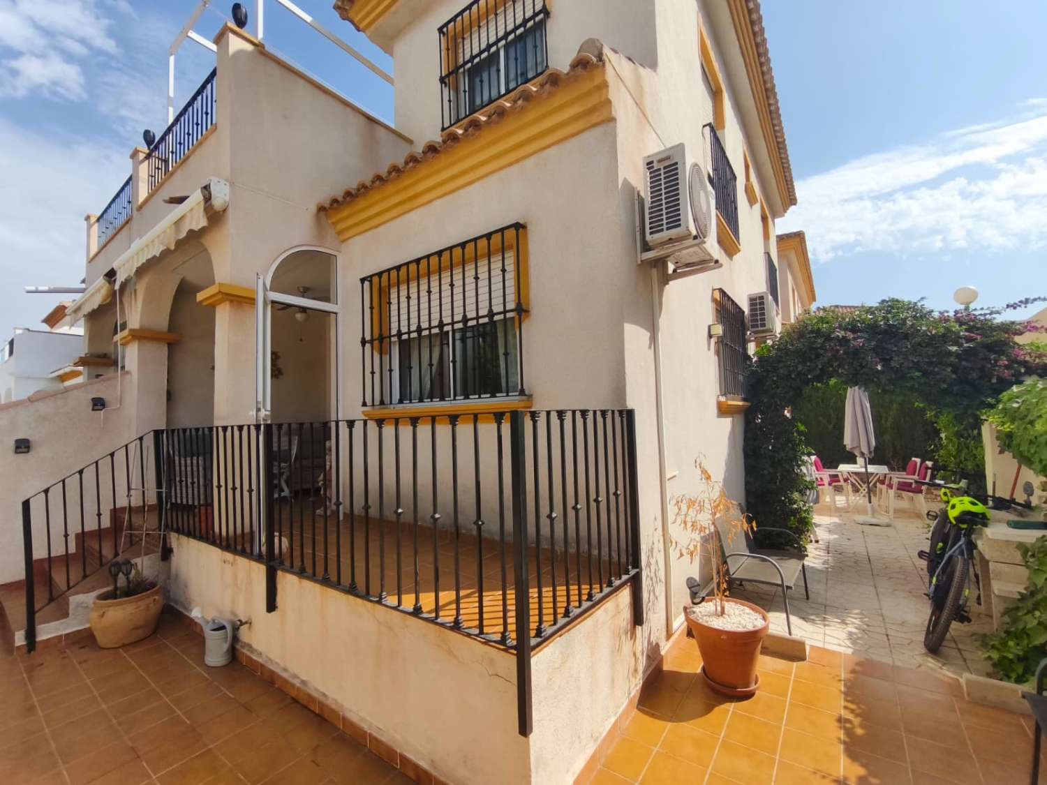 Un cornerduplex muy bonito y privado orientado al oeste con espacio de garaje