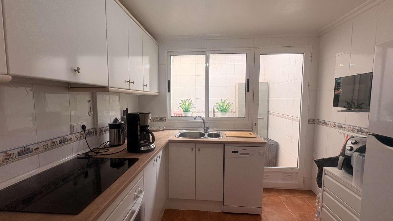 Un cornerduplex muy bonito y privado orientado al oeste con espacio de garaje