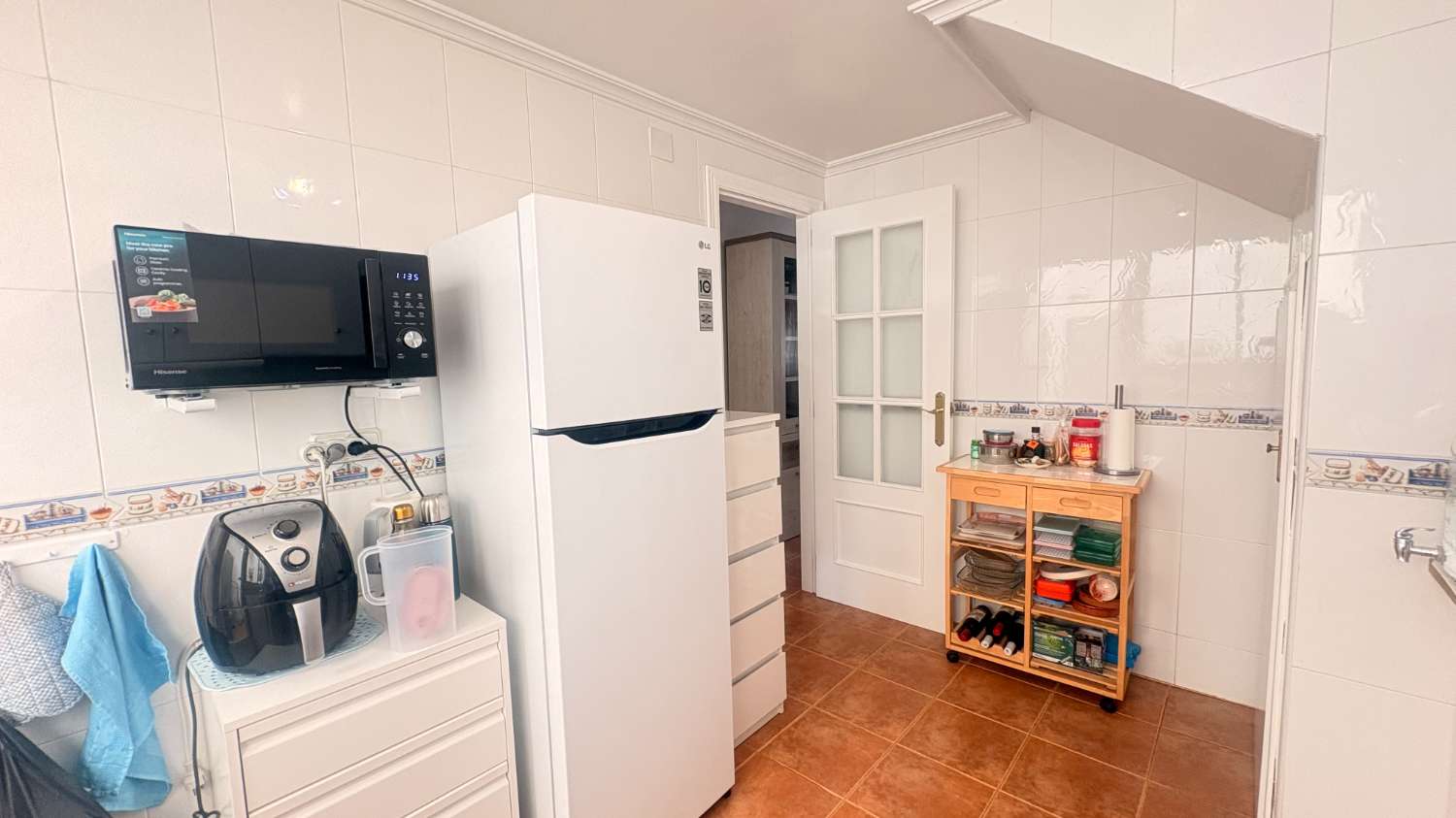 Un cornerduplex muy bonito y privado orientado al oeste con espacio de garaje