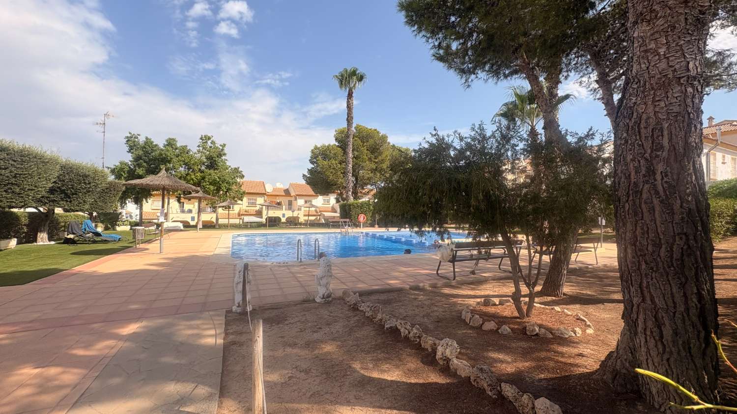 Un cornerduplex muy bonito y privado orientado al oeste con espacio de garaje
