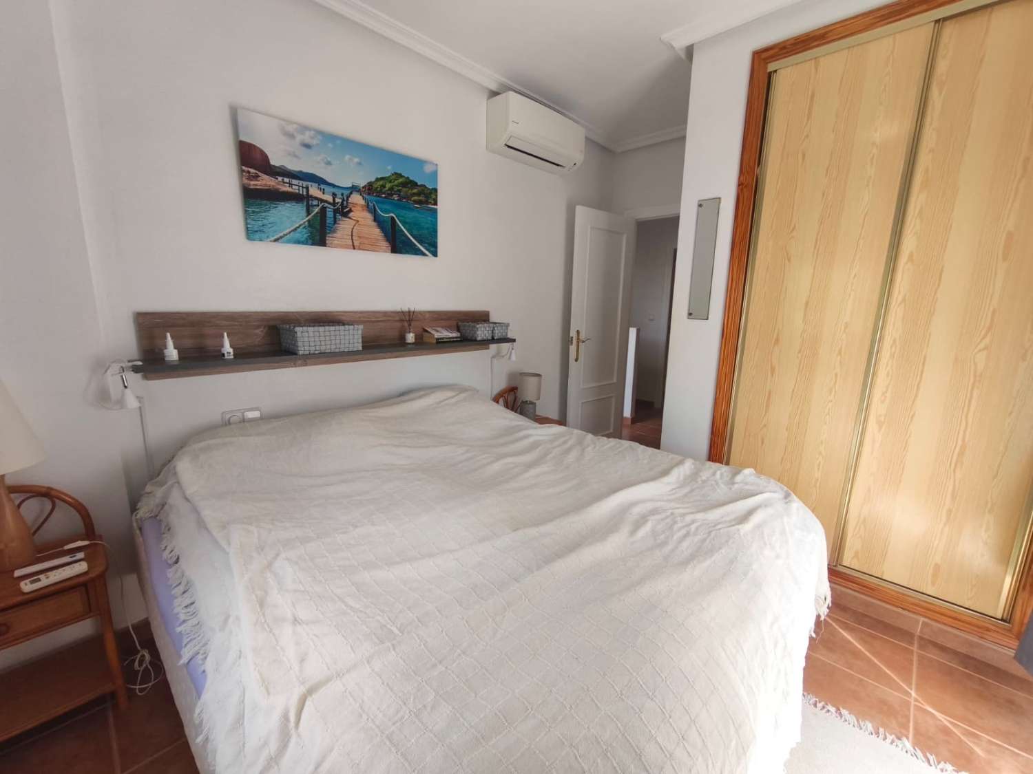 Un cornerduplex muy bonito y privado orientado al oeste con espacio de garaje