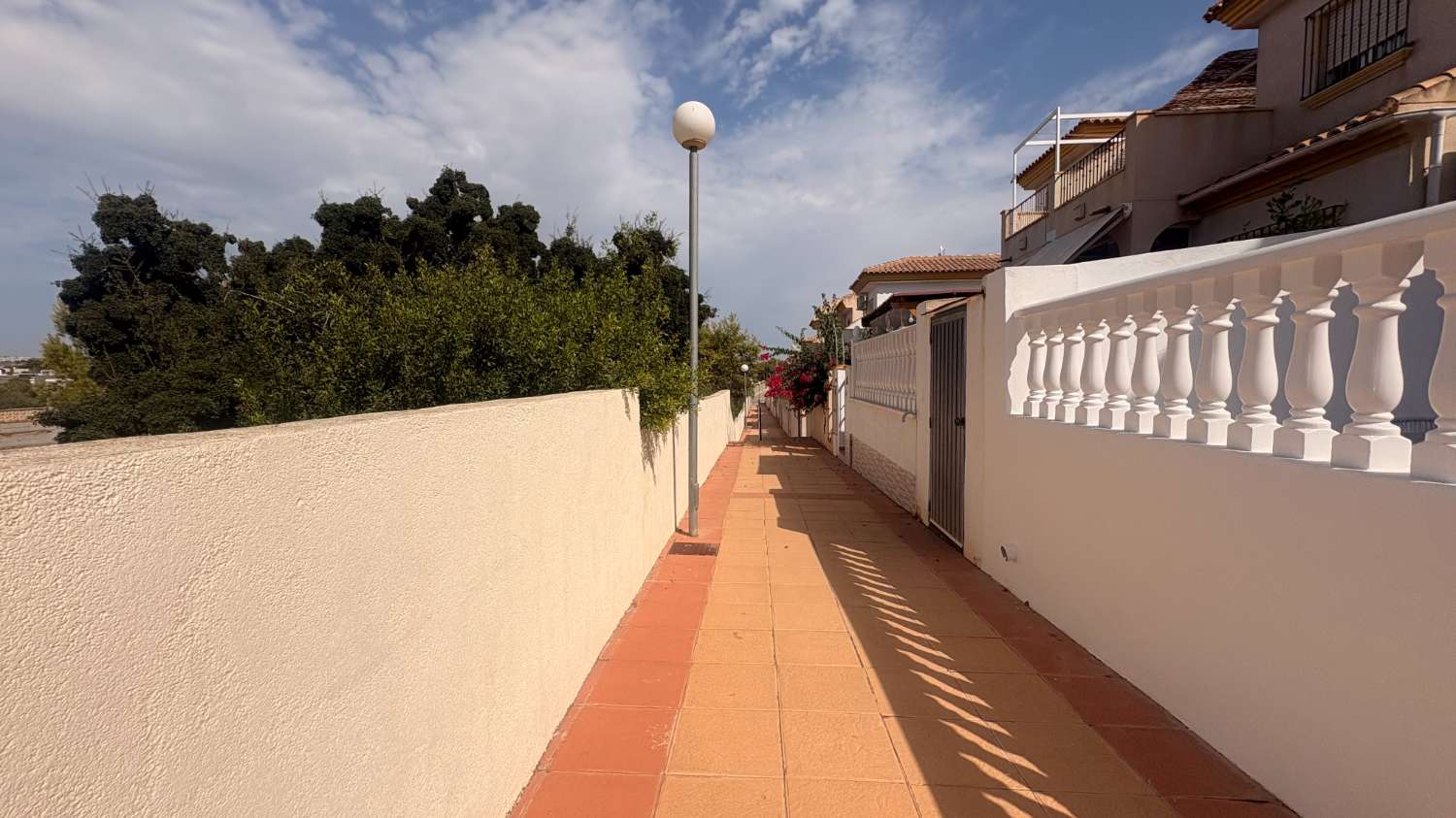 Un cornerduplex muy bonito y privado orientado al oeste con espacio de garaje