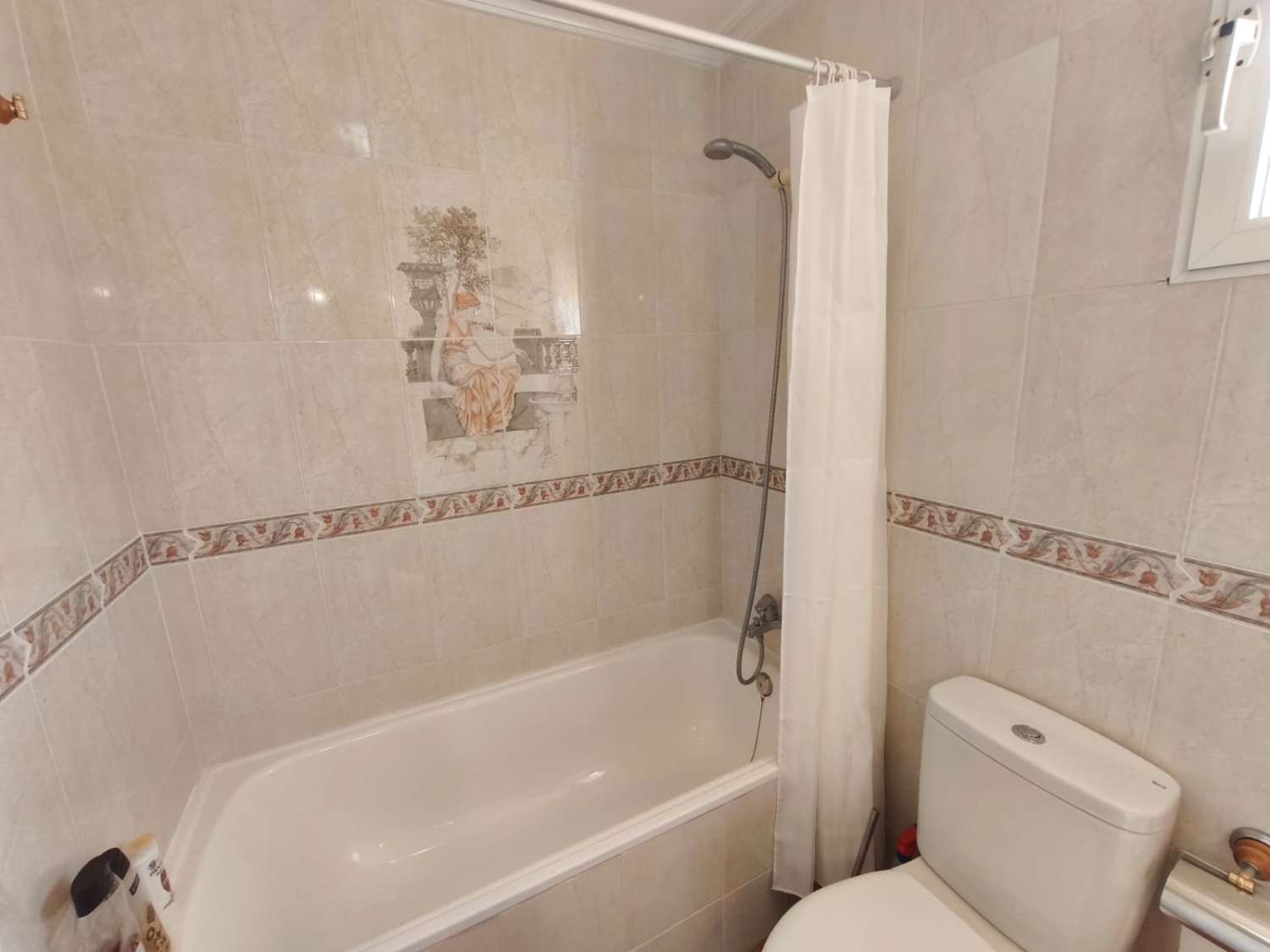 Un cornerduplex muy bonito y privado orientado al oeste con espacio de garaje