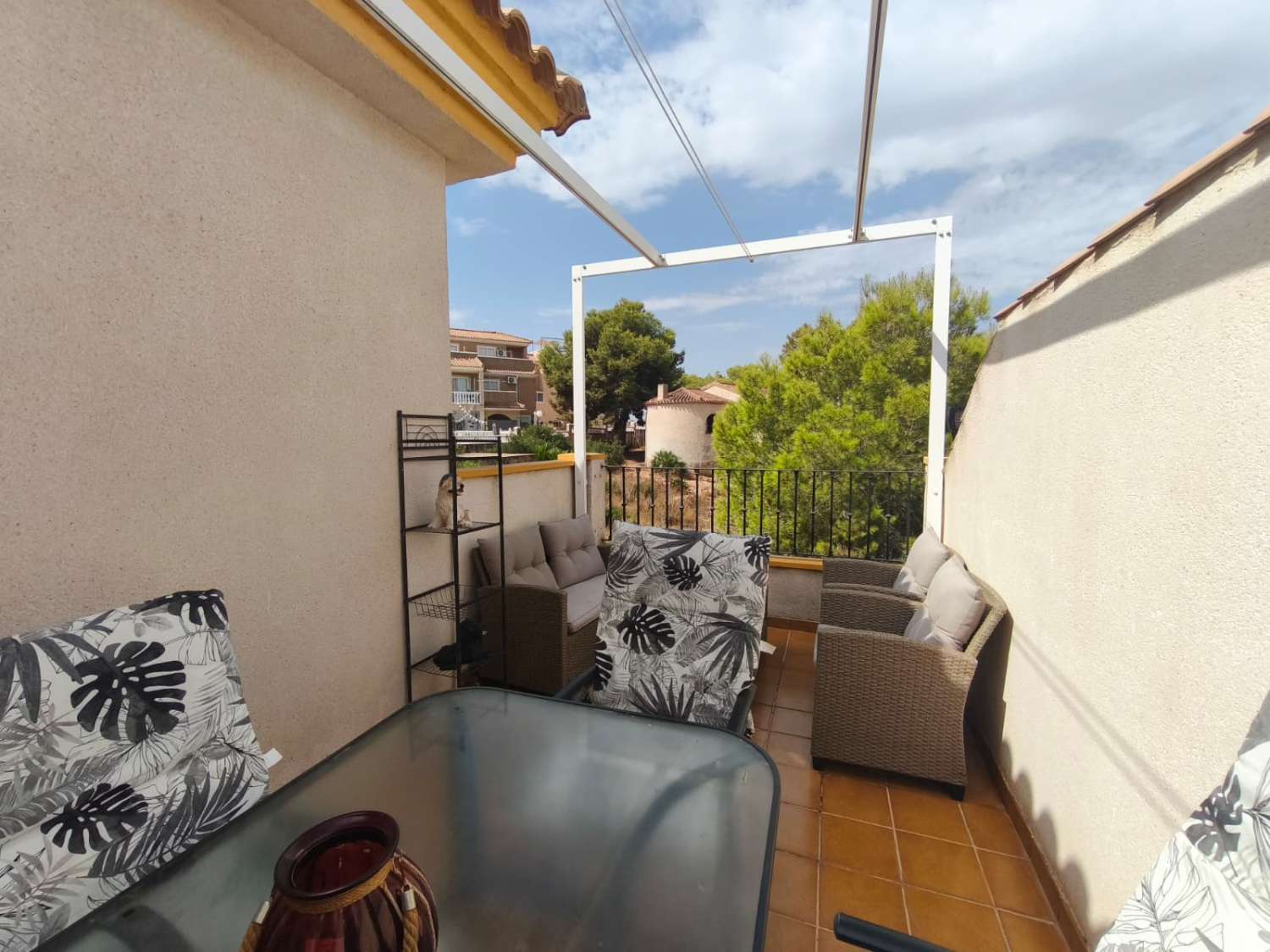Un cornerduplex muy bonito y privado orientado al oeste con espacio de garaje