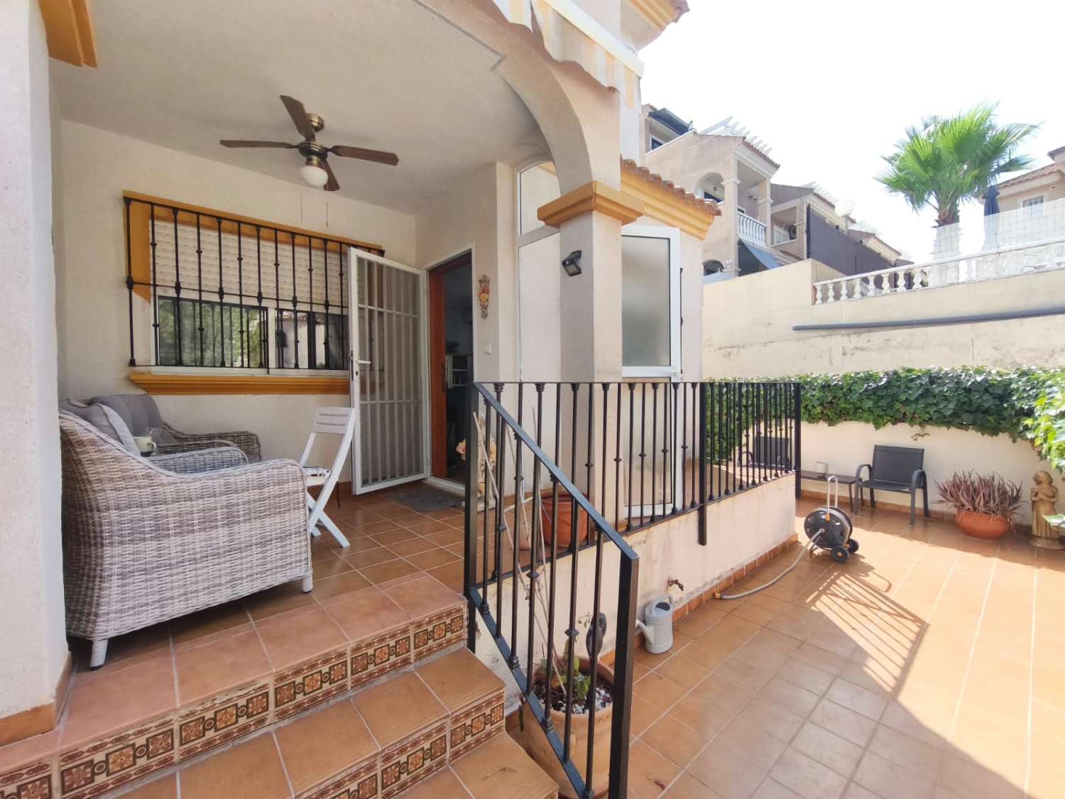 Un cornerduplex muy bonito y privado orientado al oeste con espacio de garaje