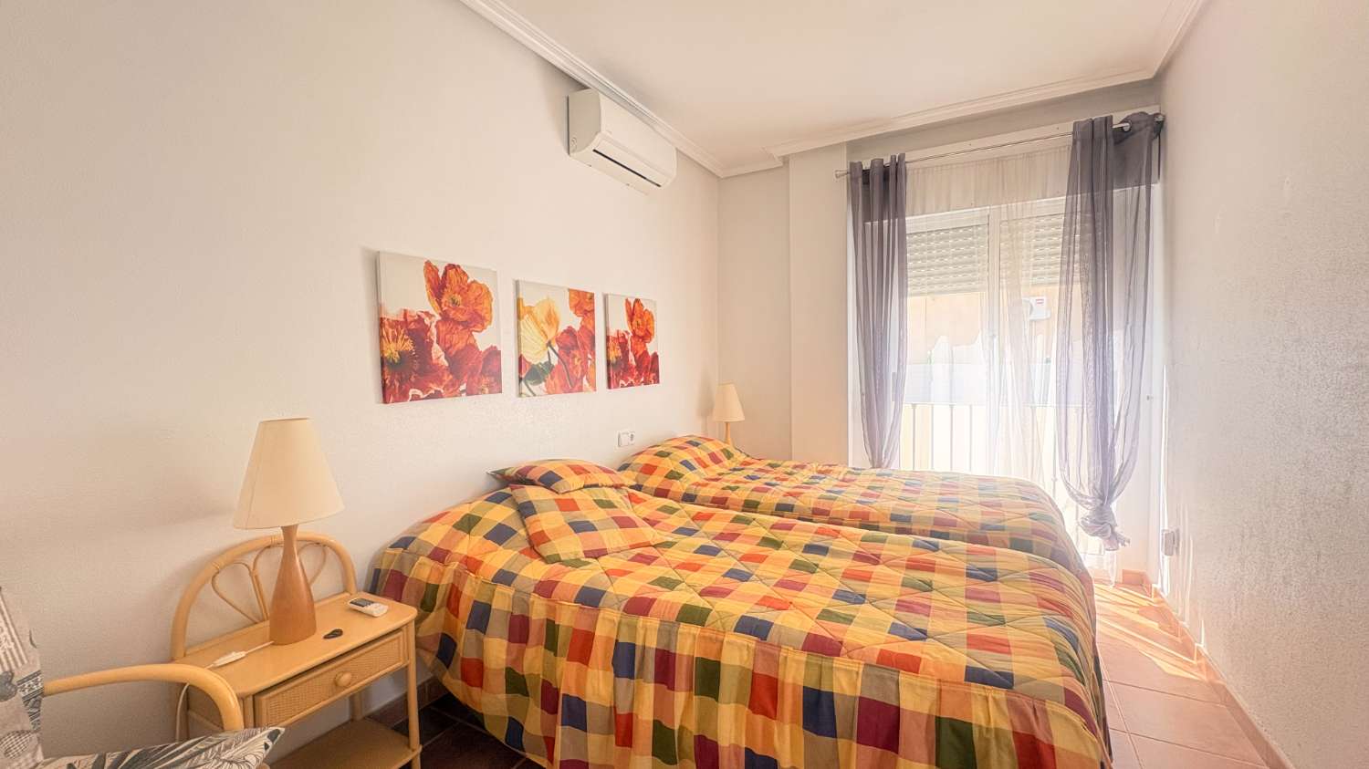 Un cornerduplex muy bonito y privado orientado al oeste con espacio de garaje