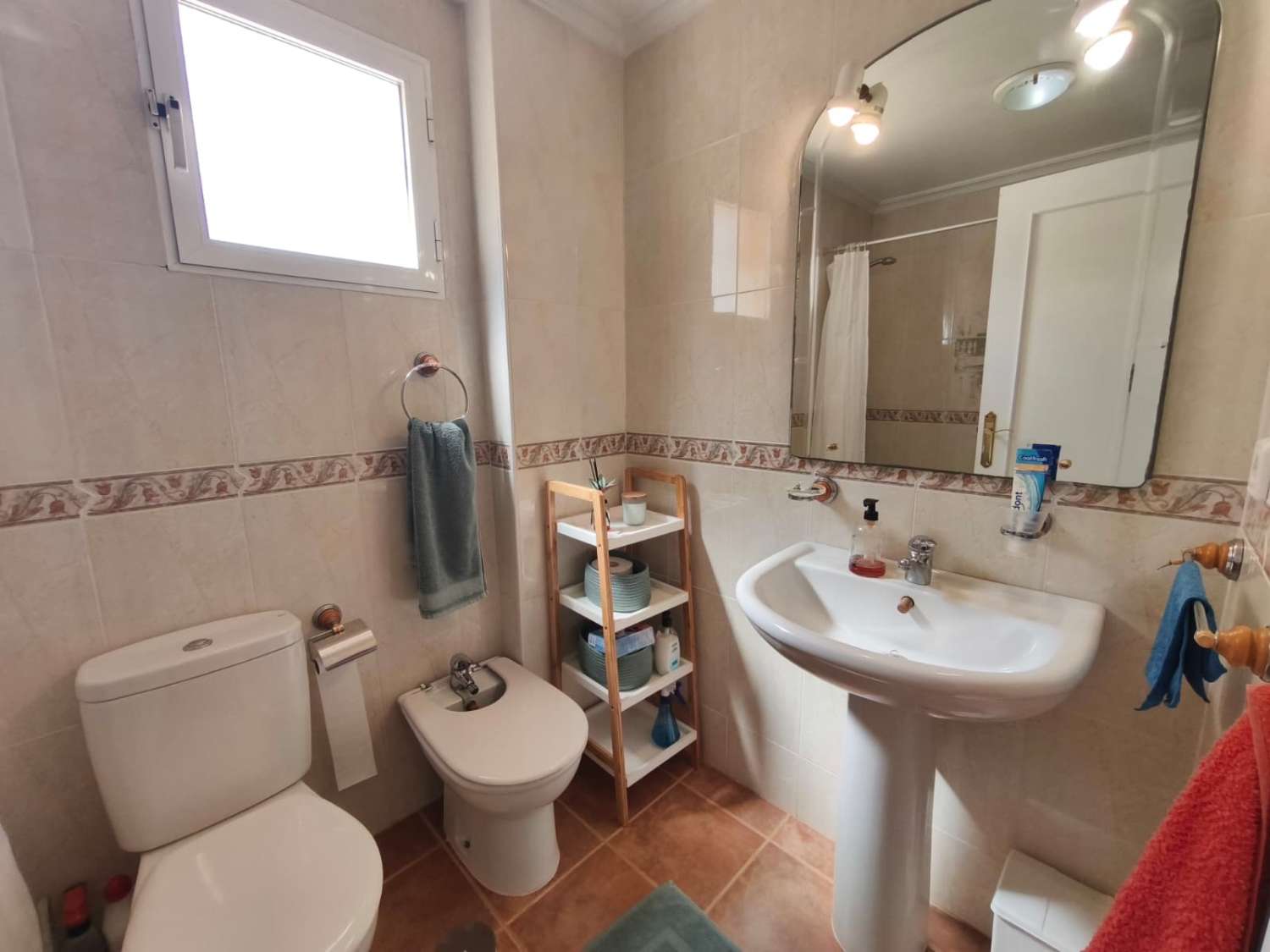 Un cornerduplex muy bonito y privado orientado al oeste con espacio de garaje