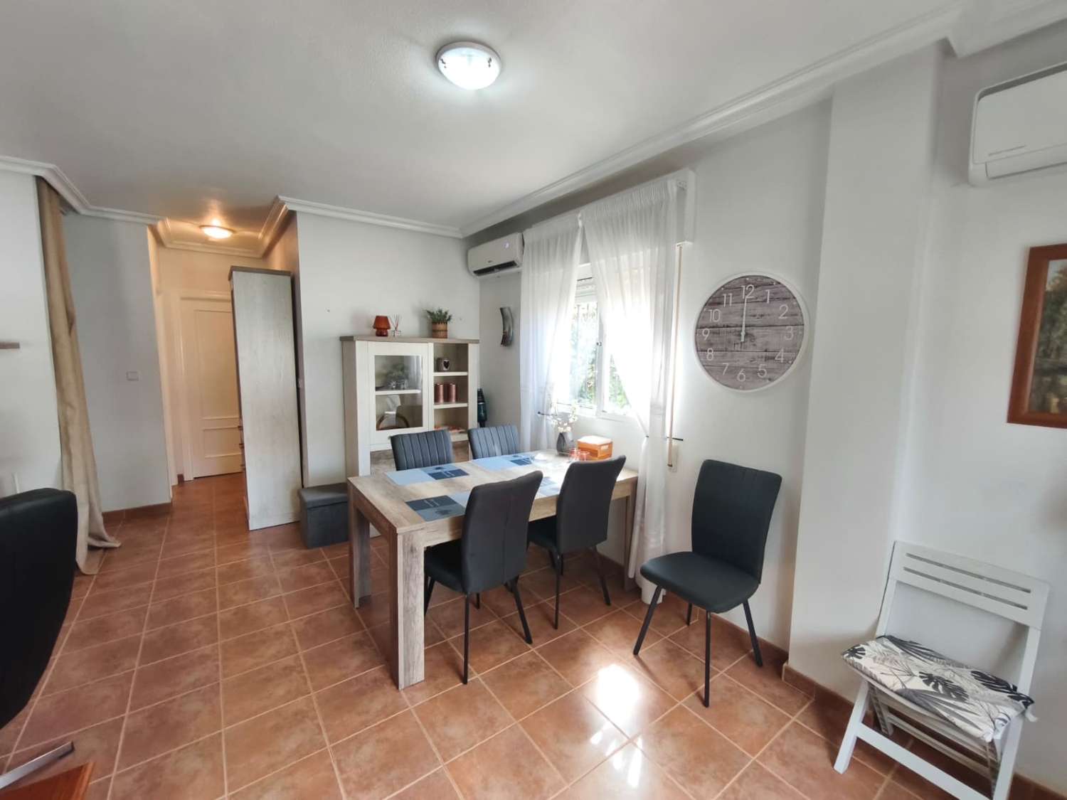 Un cornerduplex muy bonito y privado orientado al oeste con espacio de garaje