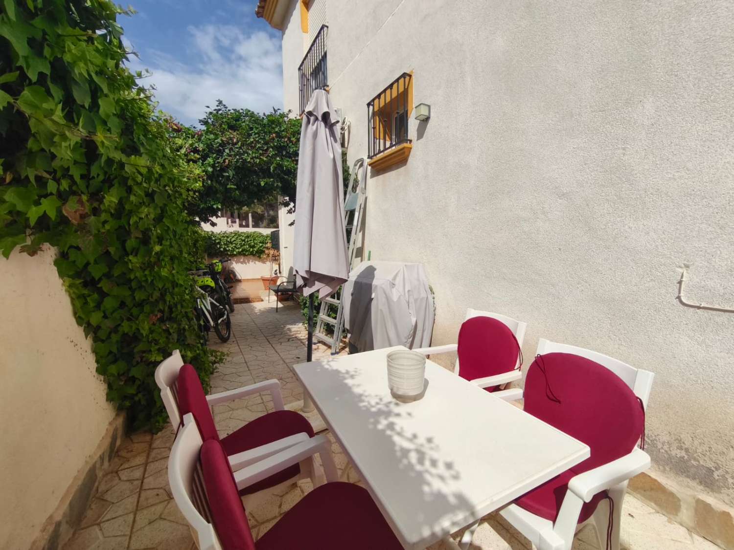 Un cornerduplex muy bonito y privado orientado al oeste con espacio de garaje