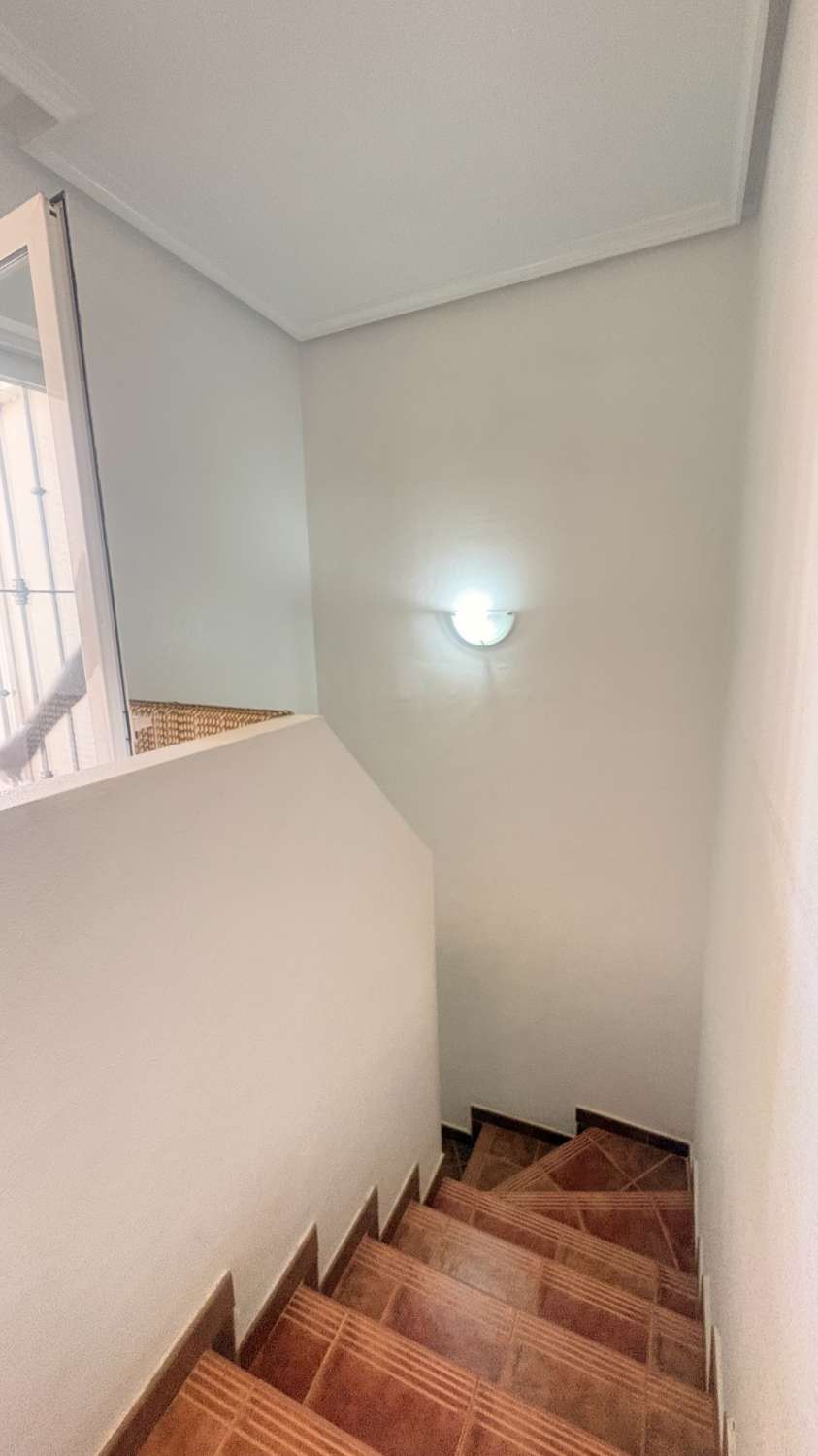 Un cornerduplex muy bonito y privado orientado al oeste con espacio de garaje