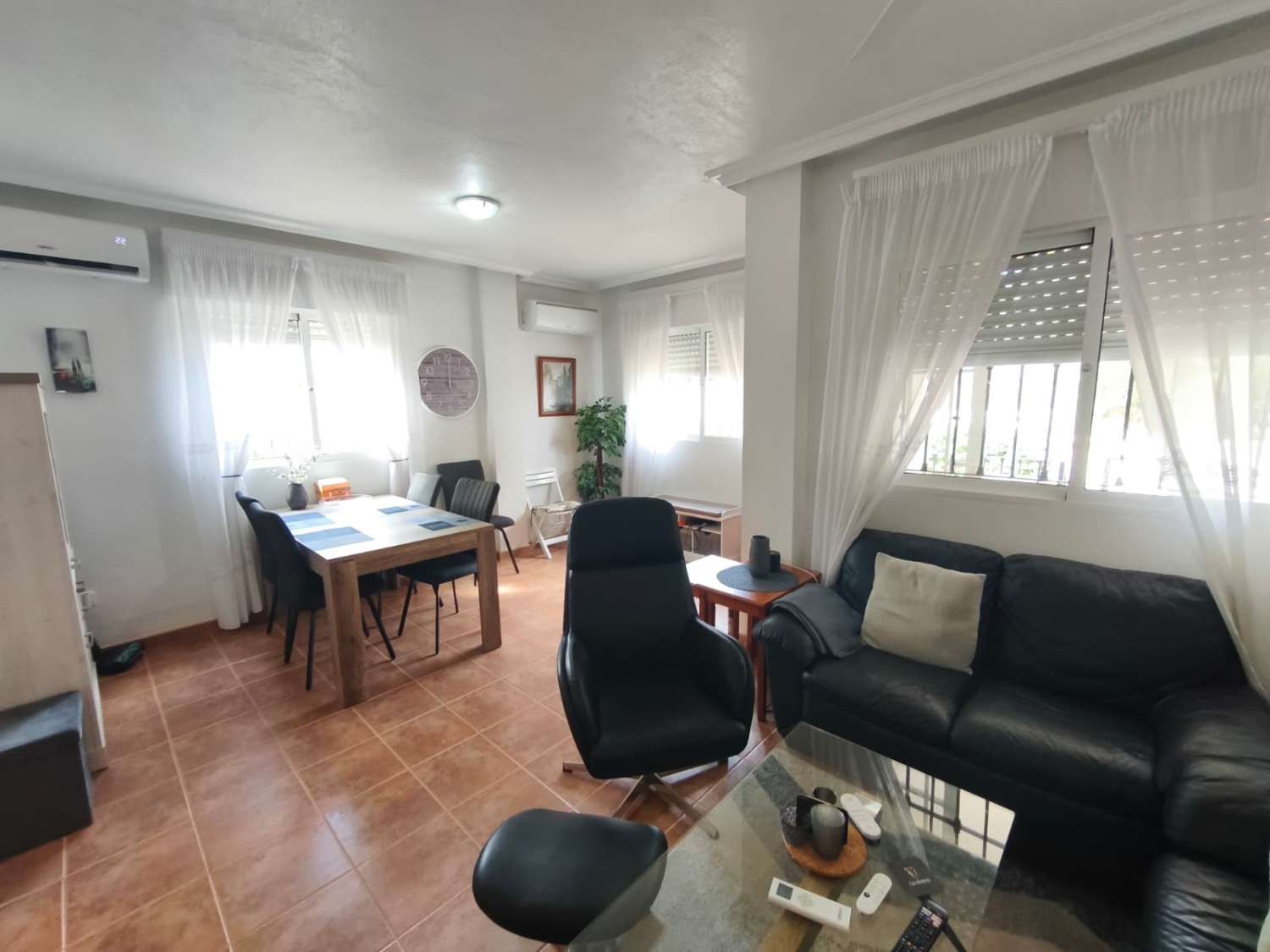 Un cornerduplex muy bonito y privado orientado al oeste con espacio de garaje