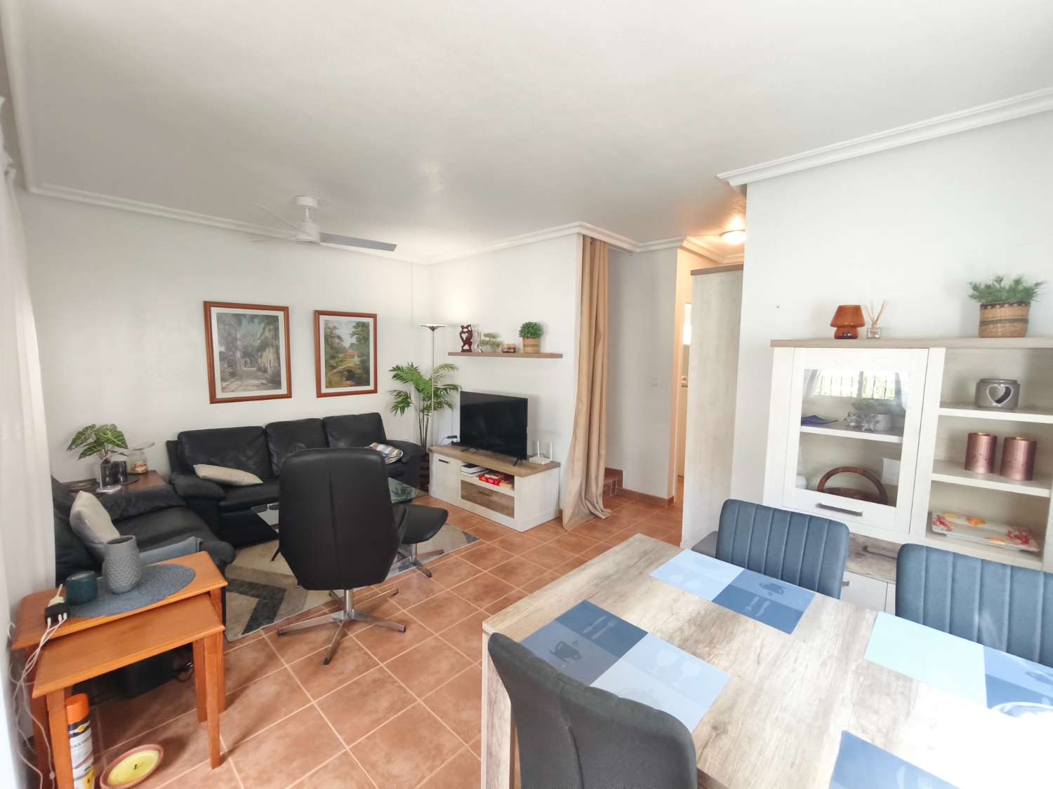 Un cornerduplex muy bonito y privado orientado al oeste con espacio de garaje