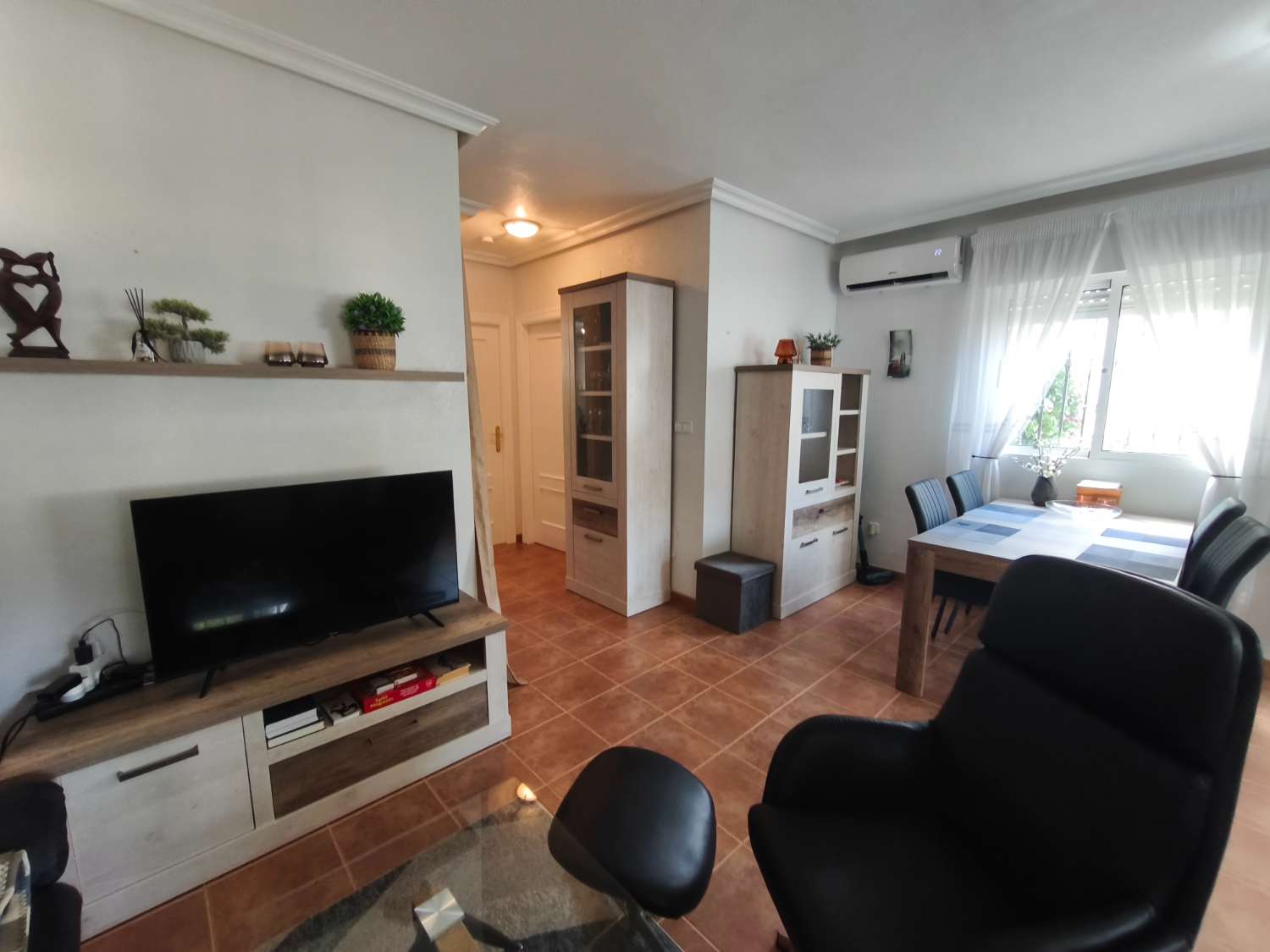Un cornerduplex muy bonito y privado orientado al oeste con espacio de garaje
