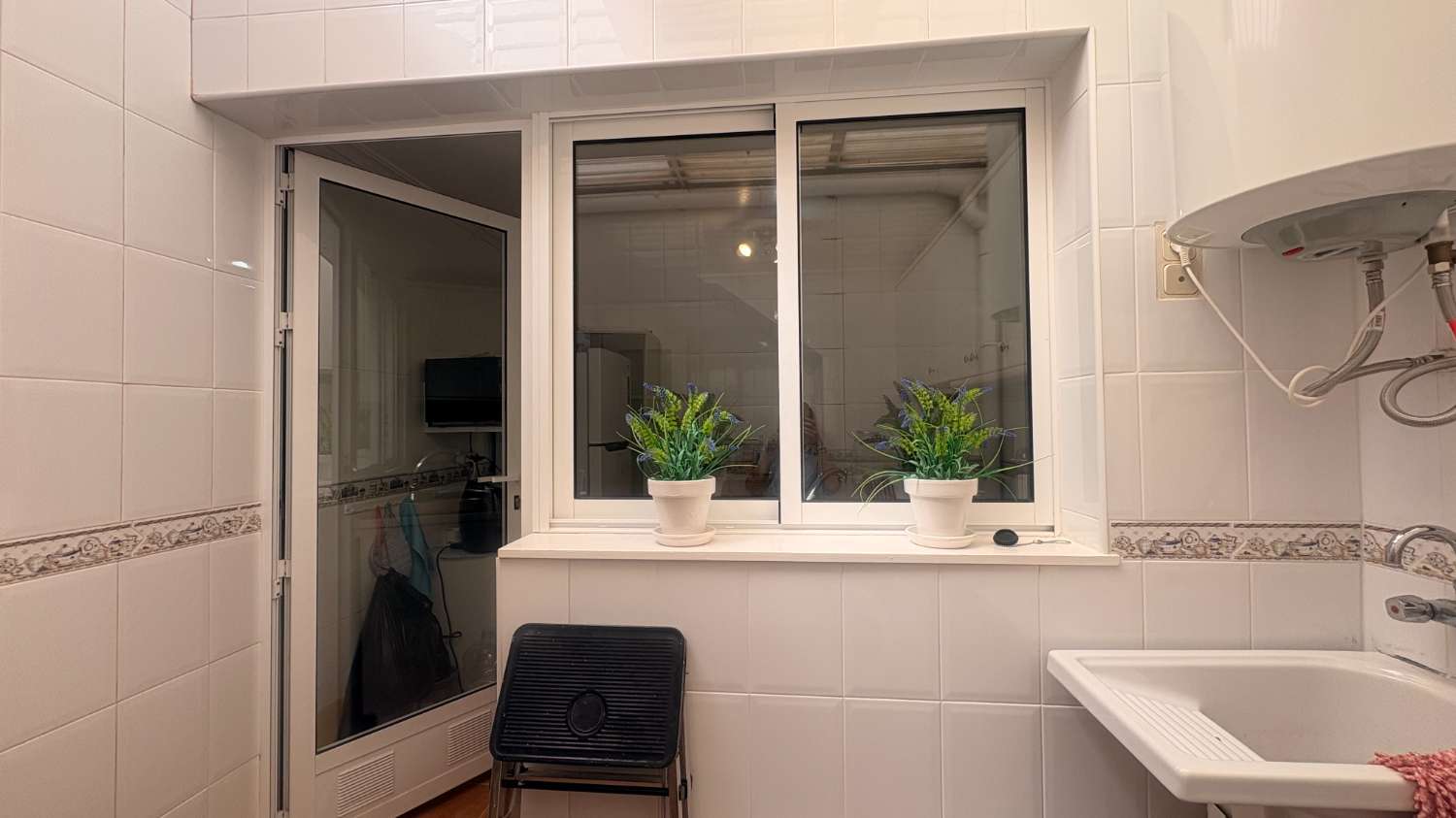 Un cornerduplex muy bonito y privado orientado al oeste con espacio de garaje