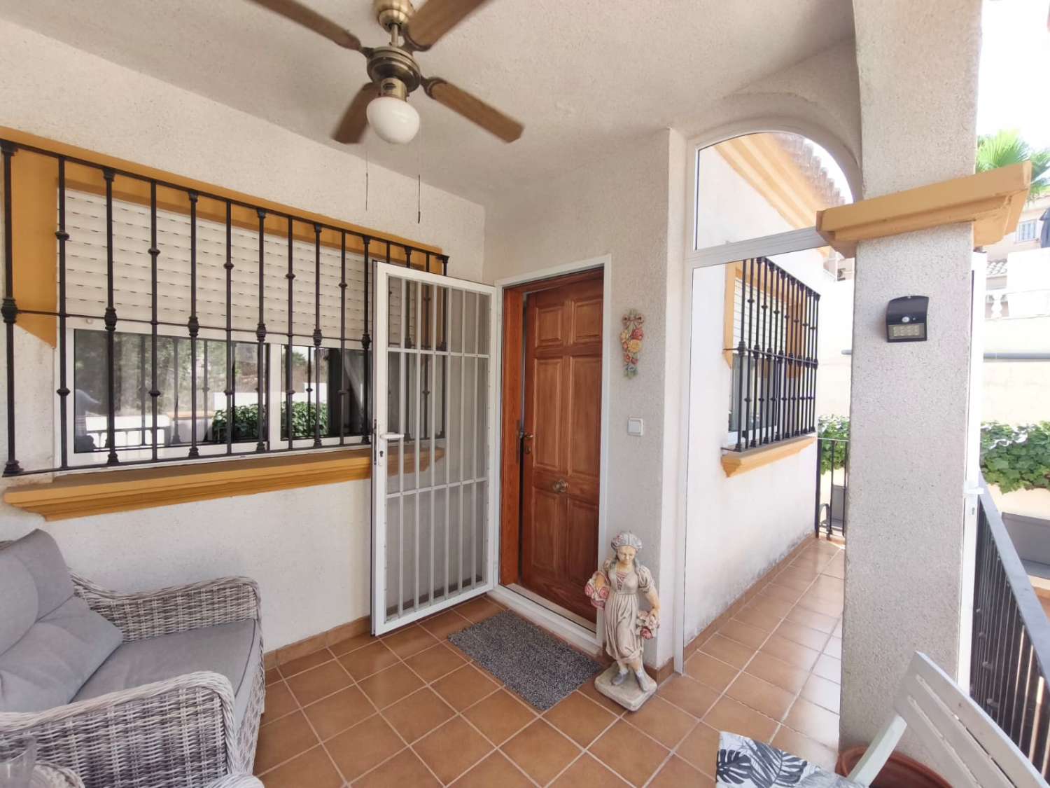 Un cornerduplex muy bonito y privado orientado al oeste con espacio de garaje