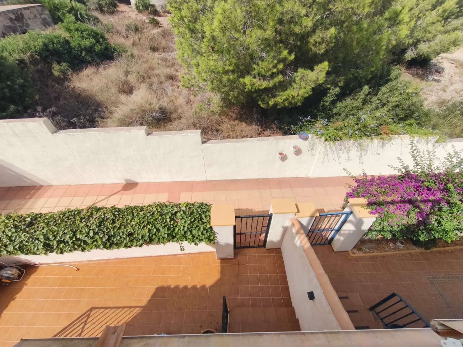 Un cornerduplex muy bonito y privado orientado al oeste con espacio de garaje