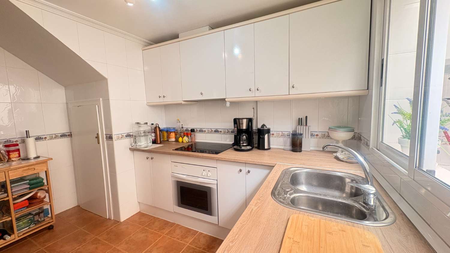 Un cornerduplex muy bonito y privado orientado al oeste con espacio de garaje