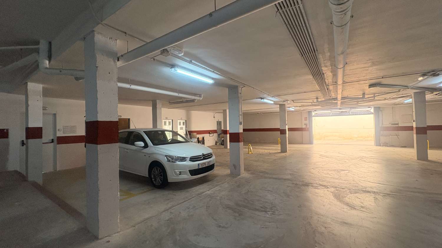 Un cornerduplex muy bonito y privado orientado al oeste con espacio de garaje