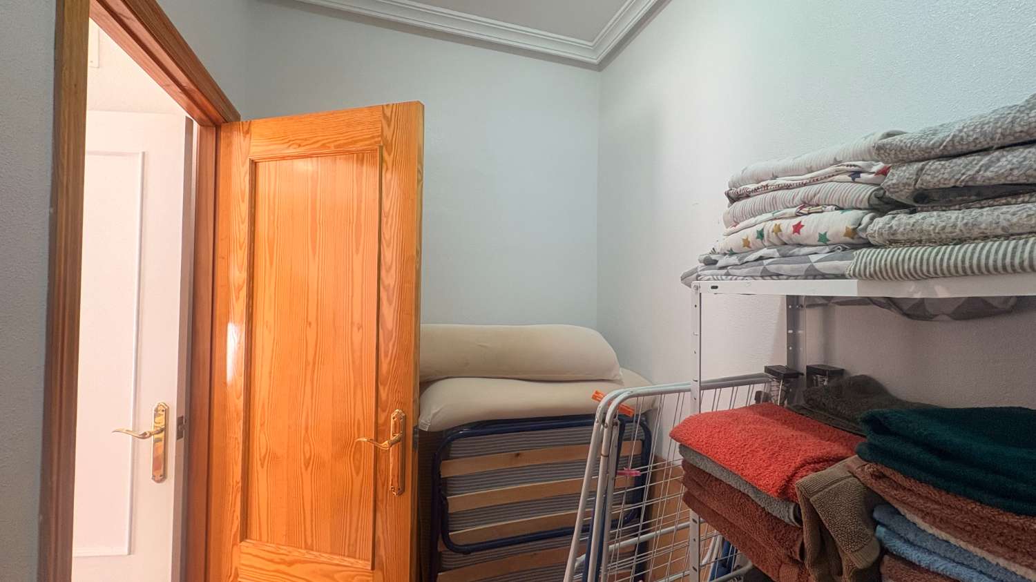 Un cornerduplex muy bonito y privado orientado al oeste con espacio de garaje