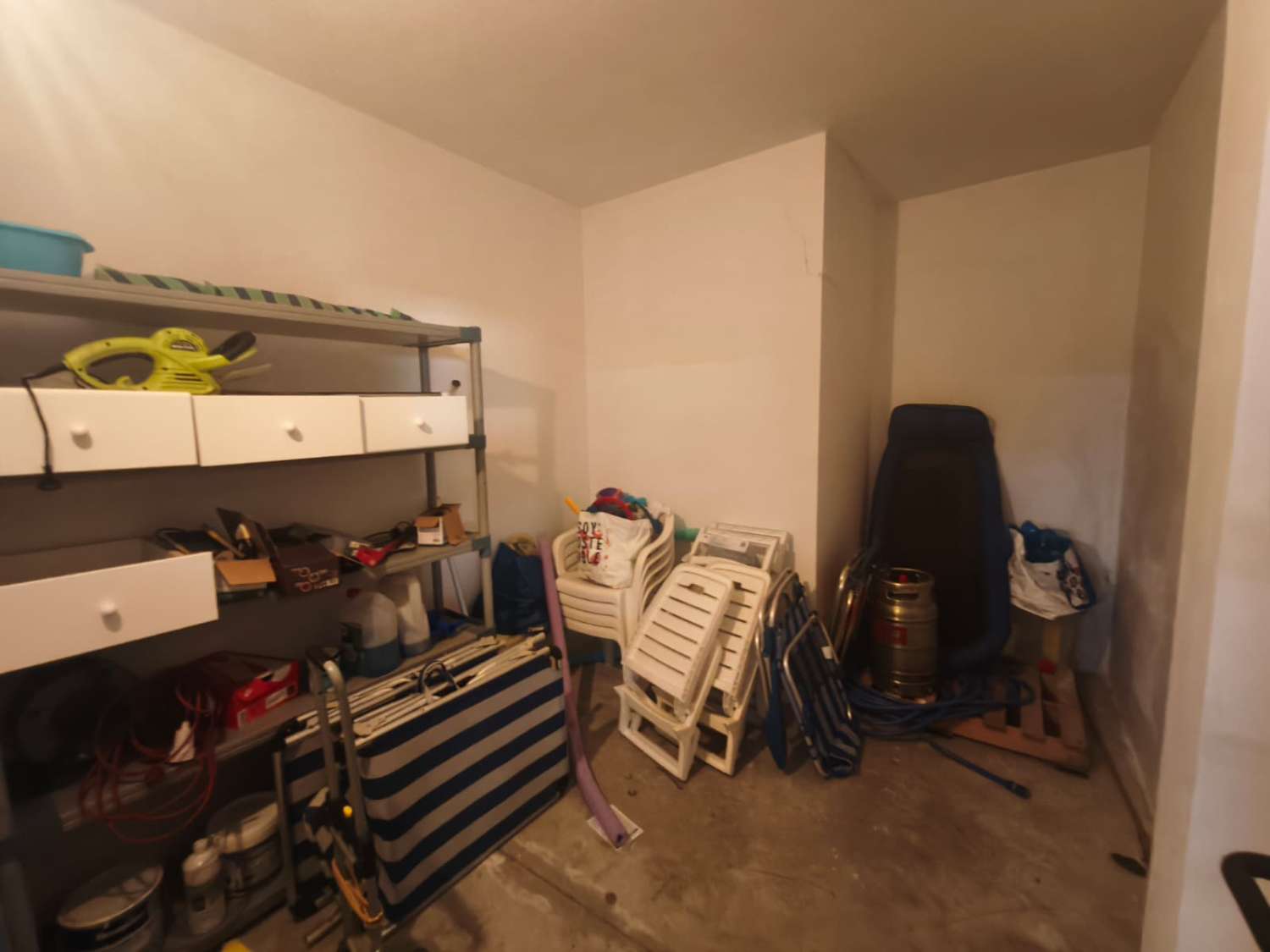 Un cornerduplex muy bonito y privado orientado al oeste con espacio de garaje